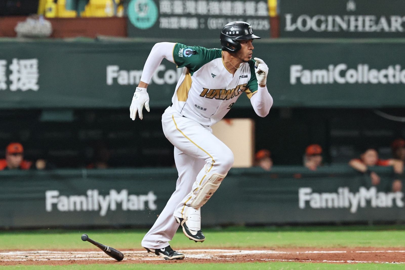 中職／魔鷹繞壘指天獻愛妻　生涯50轟感動全場