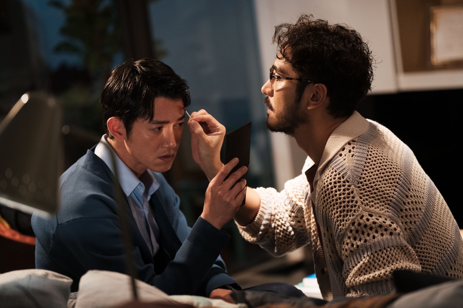 李至正（右）與吳慷仁（左）在《親密之海》中飾演一對同性伴侶。CATCHPLAY+提供