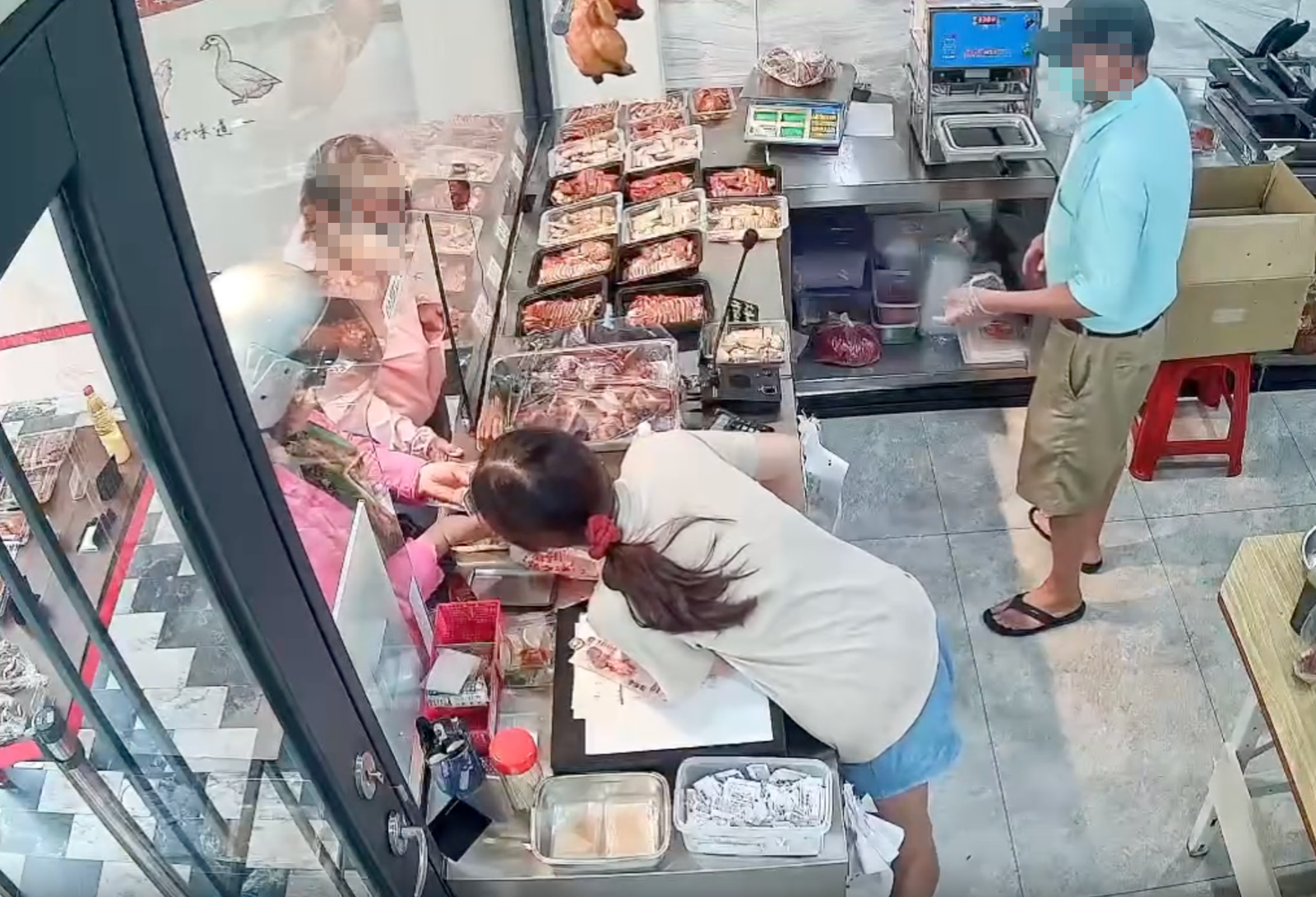 大媽買滷味付500稱「給1000元」,店家霸氣反制。圖/翻攝自Threads @chiming697