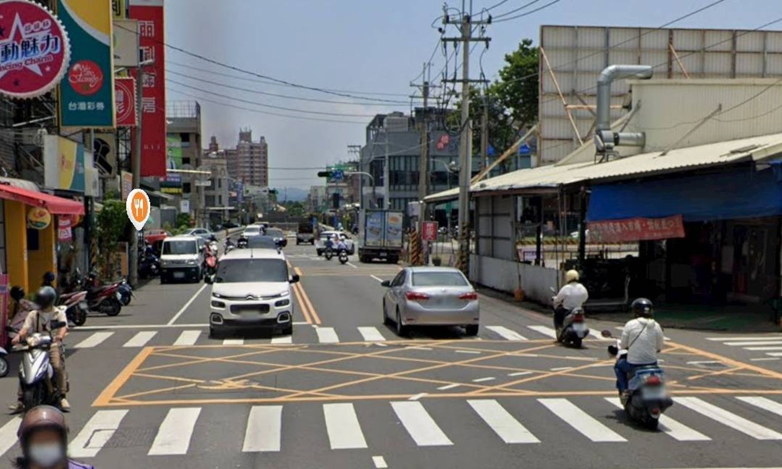 未禮讓行人挨罰1200元!高雄騎士搬出「黃色網狀線」自救 法官因「3白3黑」判免罰