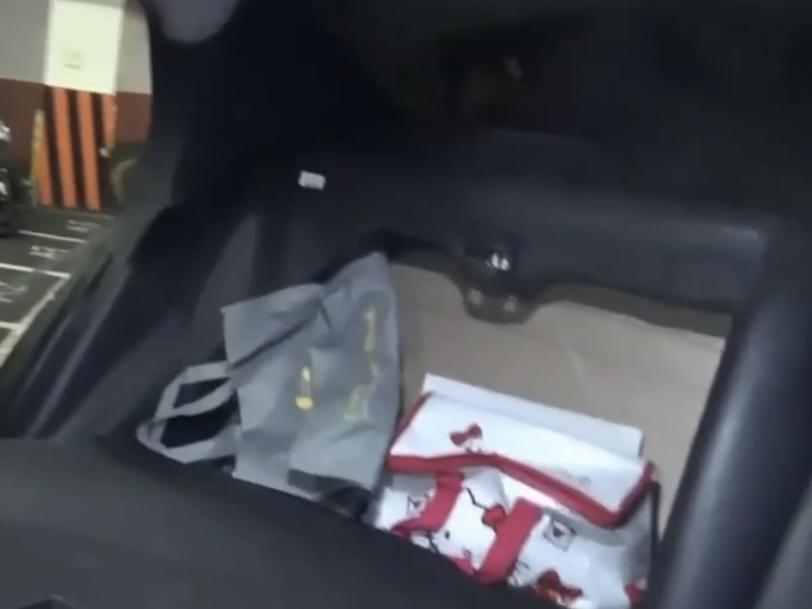 車子後座厚得不對勁!警一摸竟藏「行動毒倉」 毒販鵝肉店掩護露餡