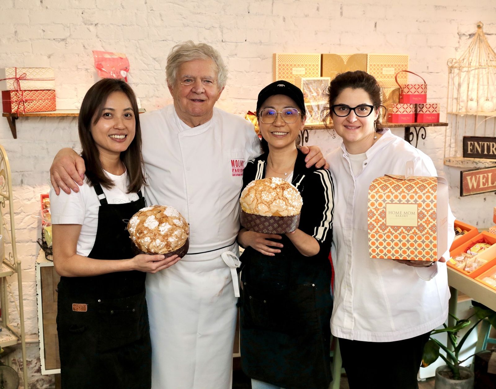以水養式酵母工藝聞名全球的Rolando Morandin（左2）和女兒Francesca Morandin（右1）來台授課，創辦人倪淑敏（右2）親獲指導，再次精進聖誕麵包的製程。（後媽家Home Mom Bakery供圖）