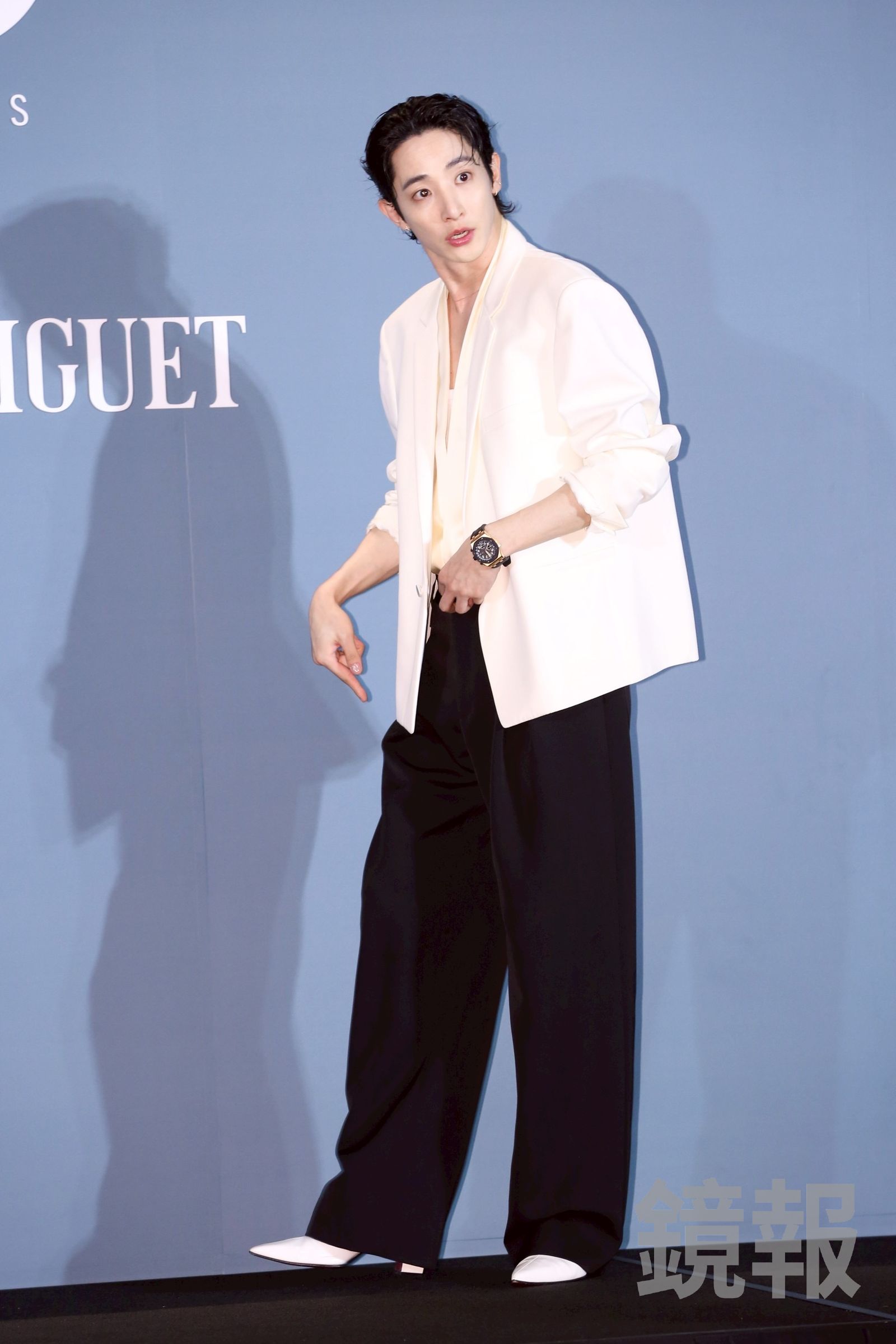 李洙赫確認拍照位置,準備拍照。李鍾泉攝