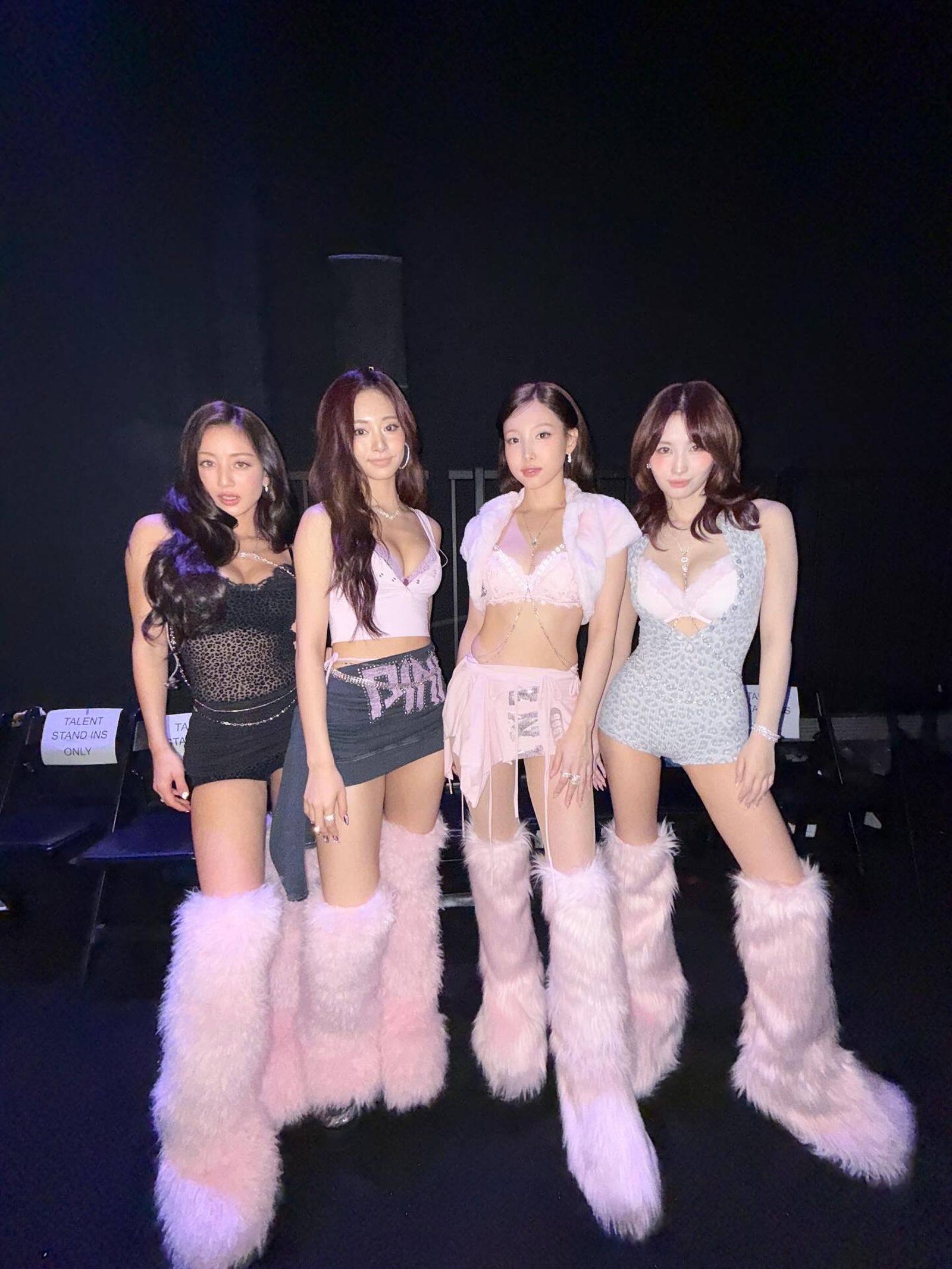 TWICE今一連演唱兩首招牌曲。翻攝TWICE官方IG