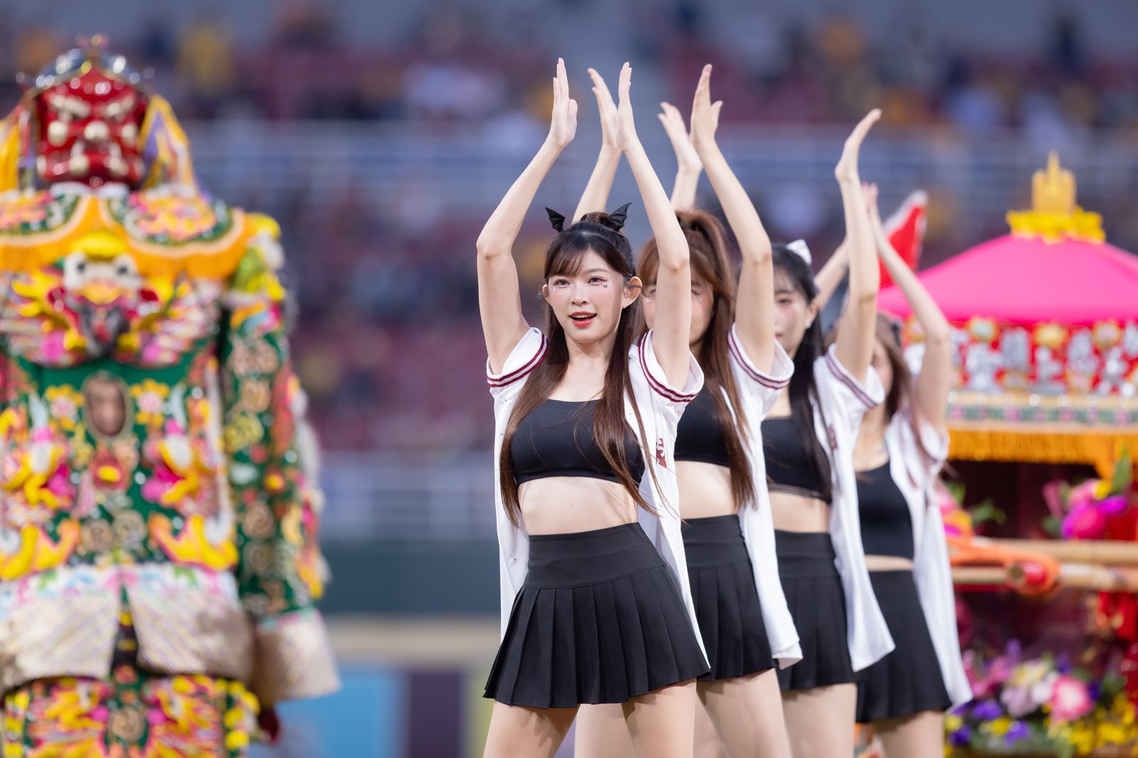 樂天女孩和媽祖共舞。樂天桃猿提供