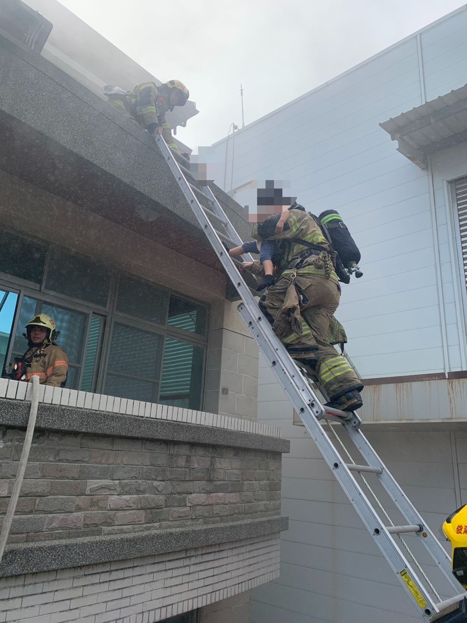 驚險片／台南安南區民宅火警！消防隊員陽台架梯救援　一家三口驚險逃生