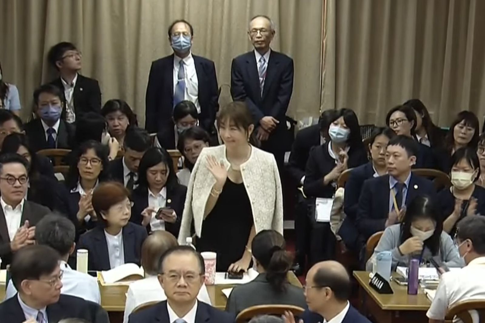 台北101董事長賈永婕今天(14日)列席立法院財政委員會,遭民進黨籍召委賴惠員點名,「建議穿得跟我們一樣純樸」。圖/翻攝自國會頻道
