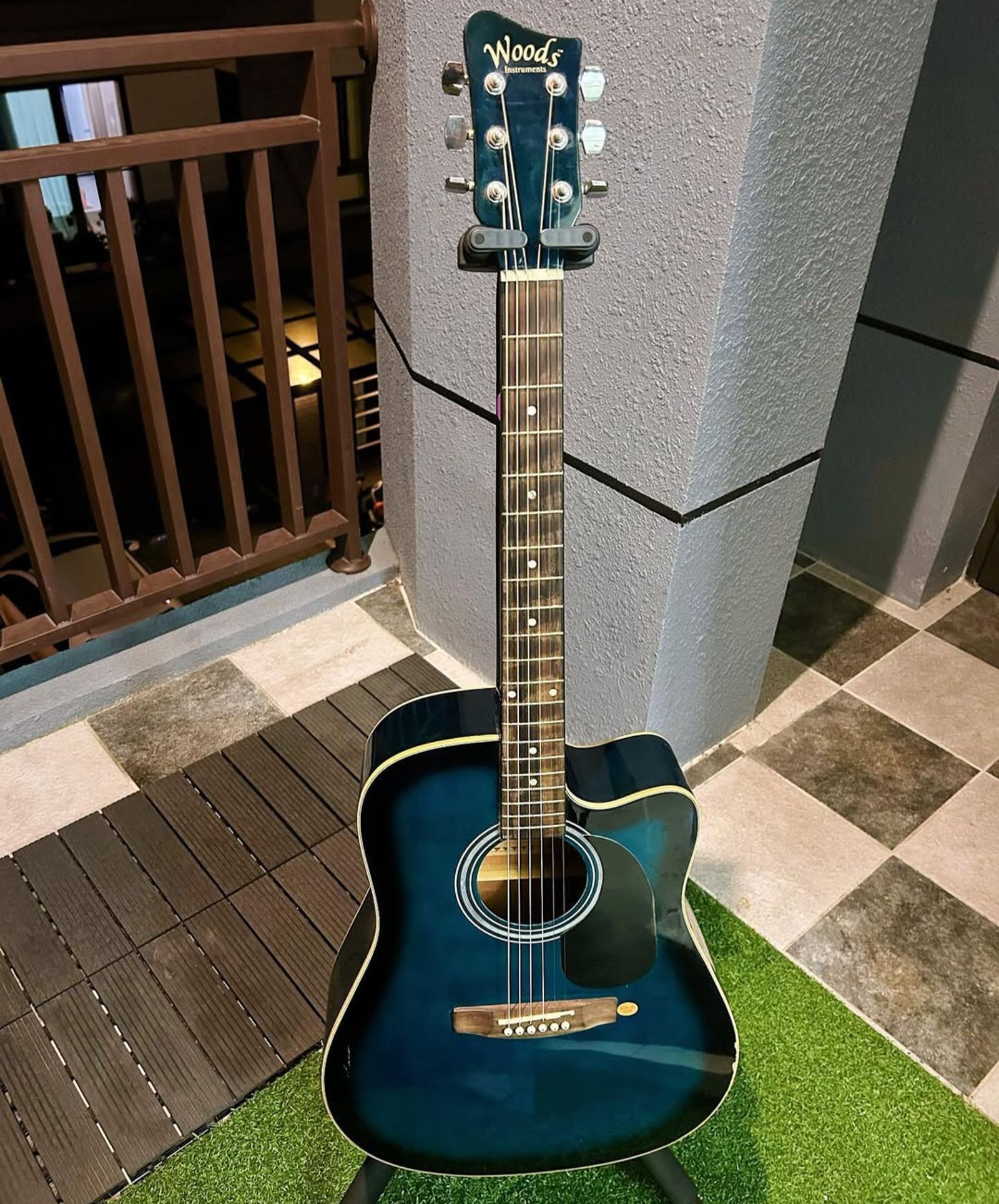 楊肅浩珍藏阿嬤送給他的人生第一把吉他。翻攝楊肅浩IG