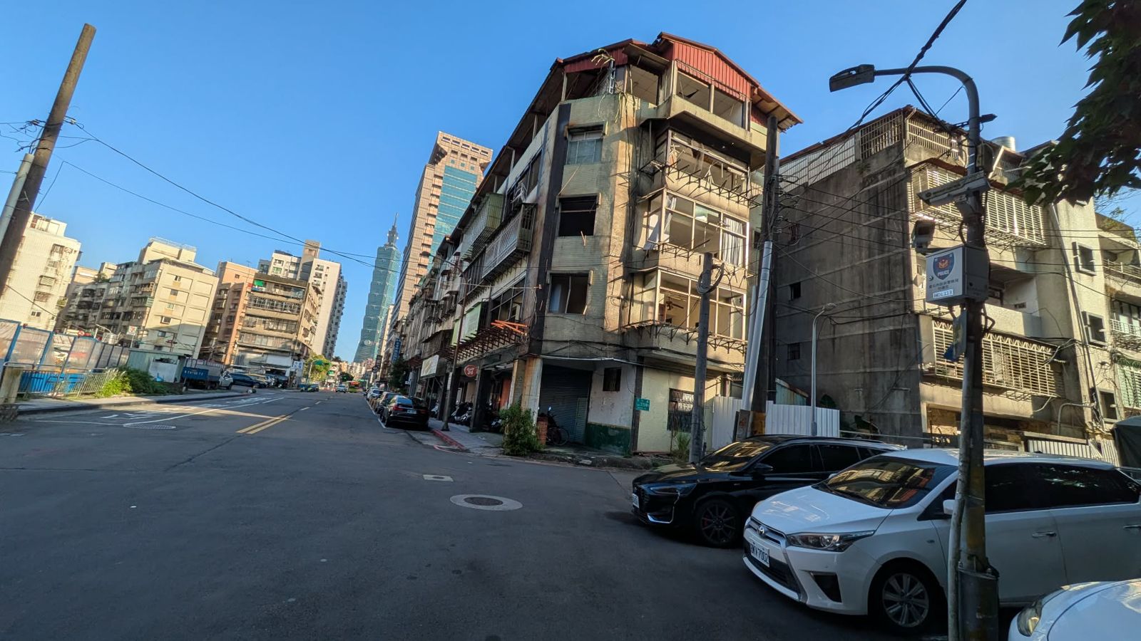 吳興街總站旁一帶的都更案涉及168戶成幽靈廢墟,數百居民搬離多年,成無家可歸的都更遊民。圖/作者提供