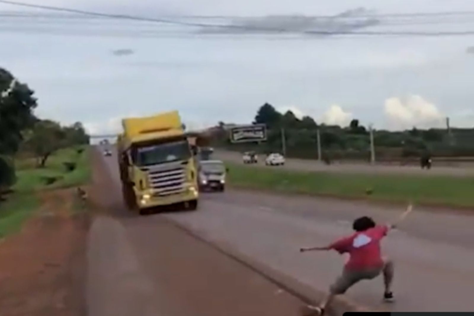 屁孩馬路玩「膽小鬼遊戲」挑釁大貨車！遭捕竟辯：為了存錢旅行　驚悚瞬間曝