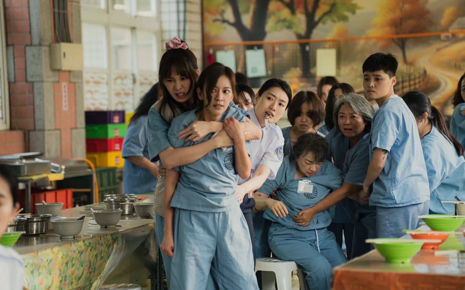 安心亞(左)為了拉住陳意涵,手臂炸裂。壹壹喜喜提供