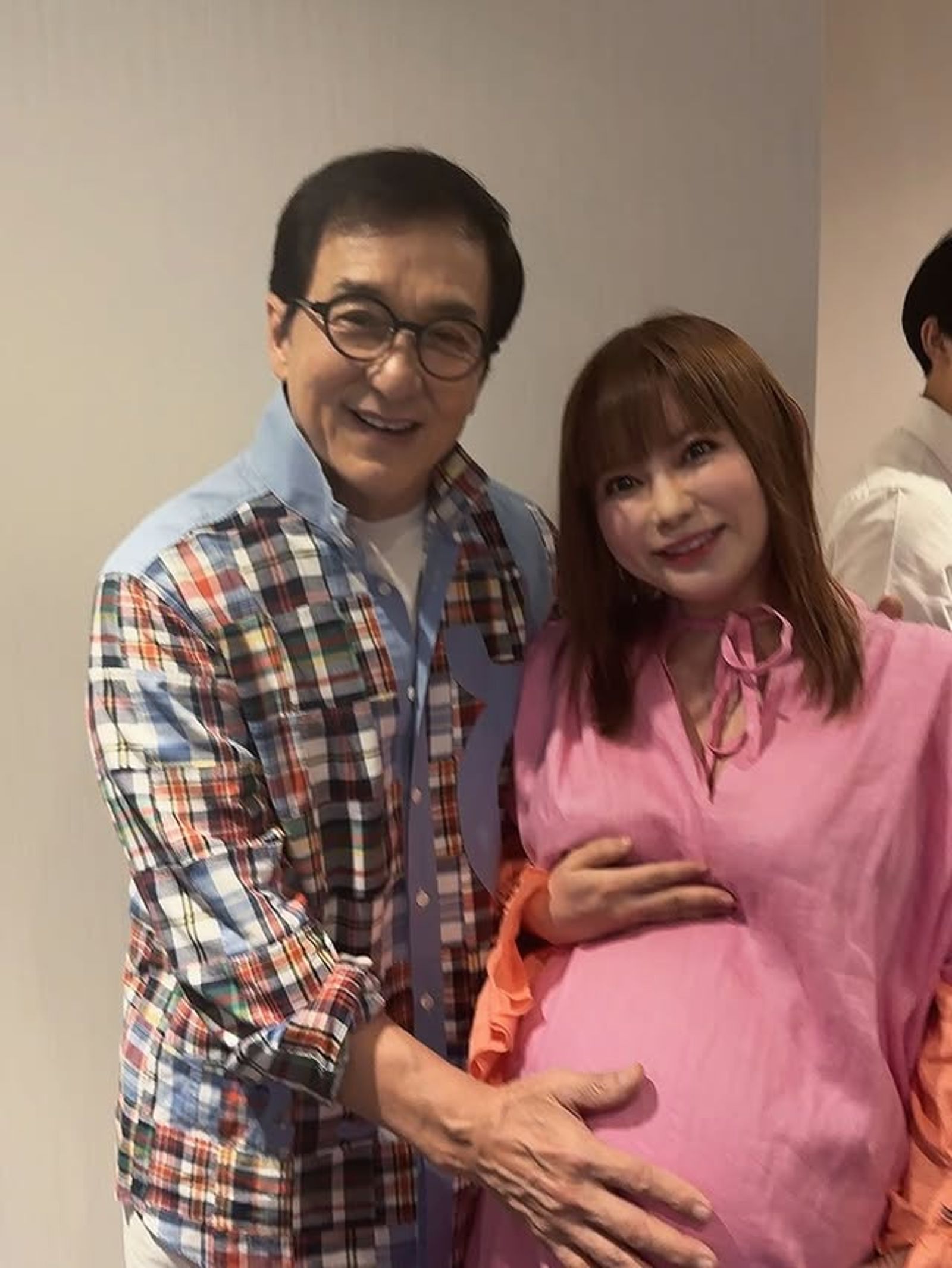 中川翔子（右）日前挺著孕肚追星，幸運與成龍合照。翻攝IG@shoko55mmts