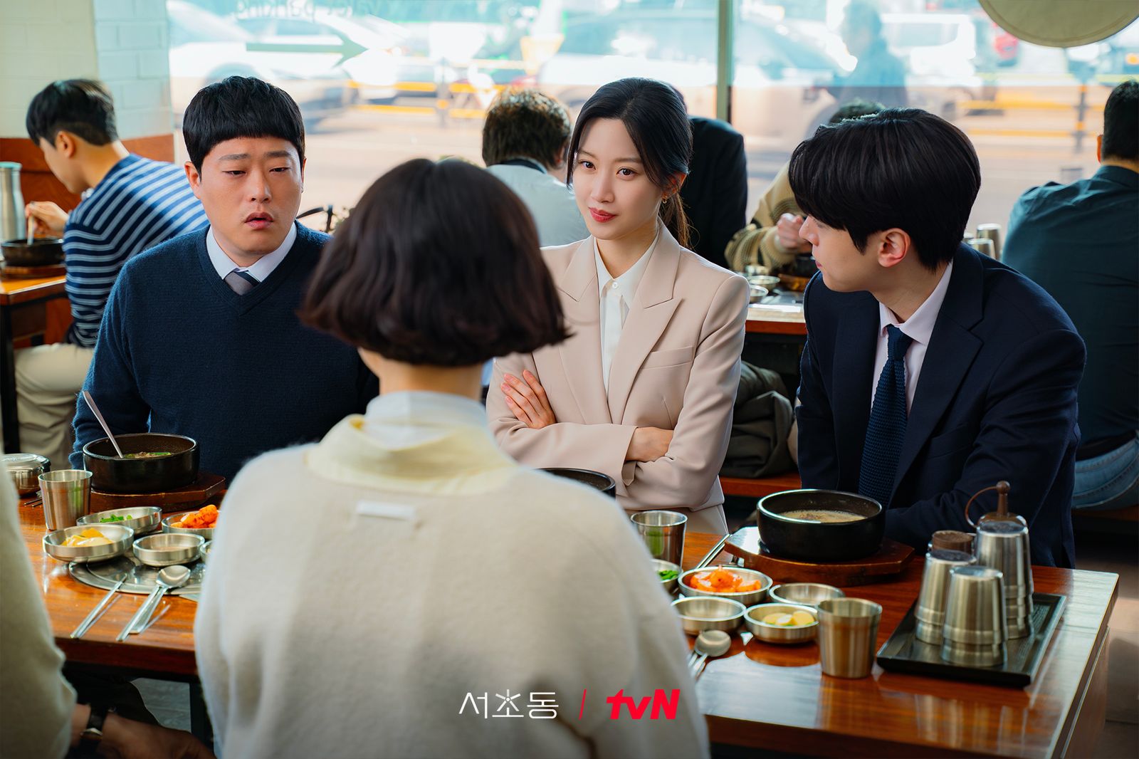 文佳煐（中）與職場前輩一同聚餐。翻攝FB@tvNDrama