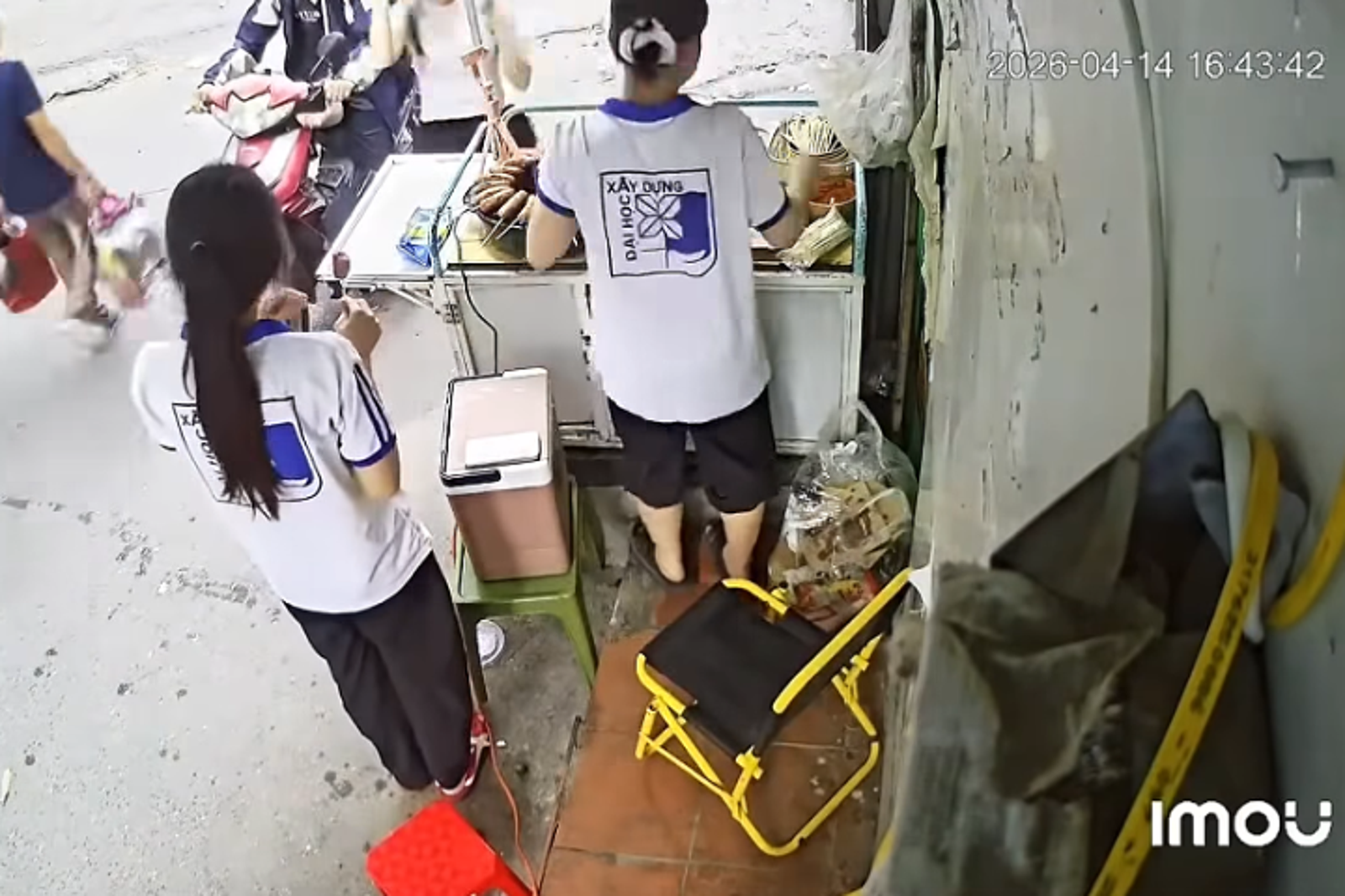 顧客一來，女學生立即站上檯面煎香腸。圖／翻攝自AFamily