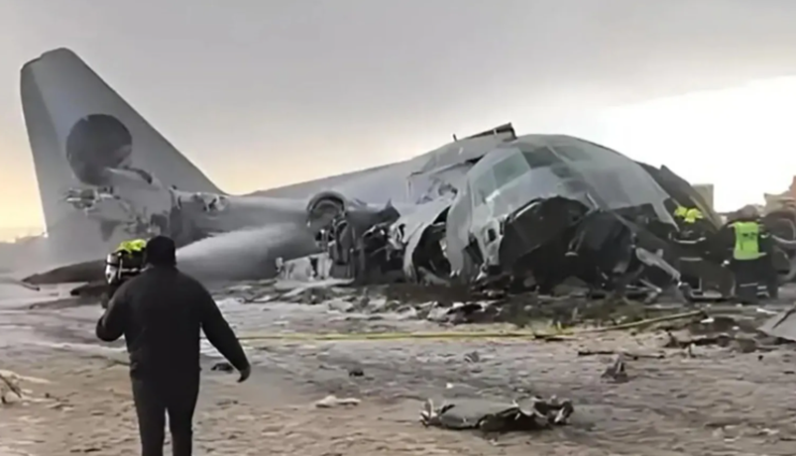 錢比命重要？運鈔機墜毀釀嚴重死傷　民眾「越過大片屍體和傷者」狂搶鈔票