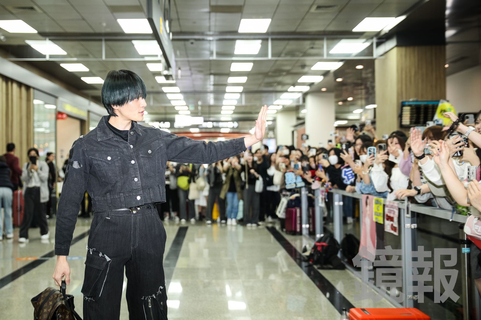 八木勇征朝著粉絲揮手。鄒保祥攝