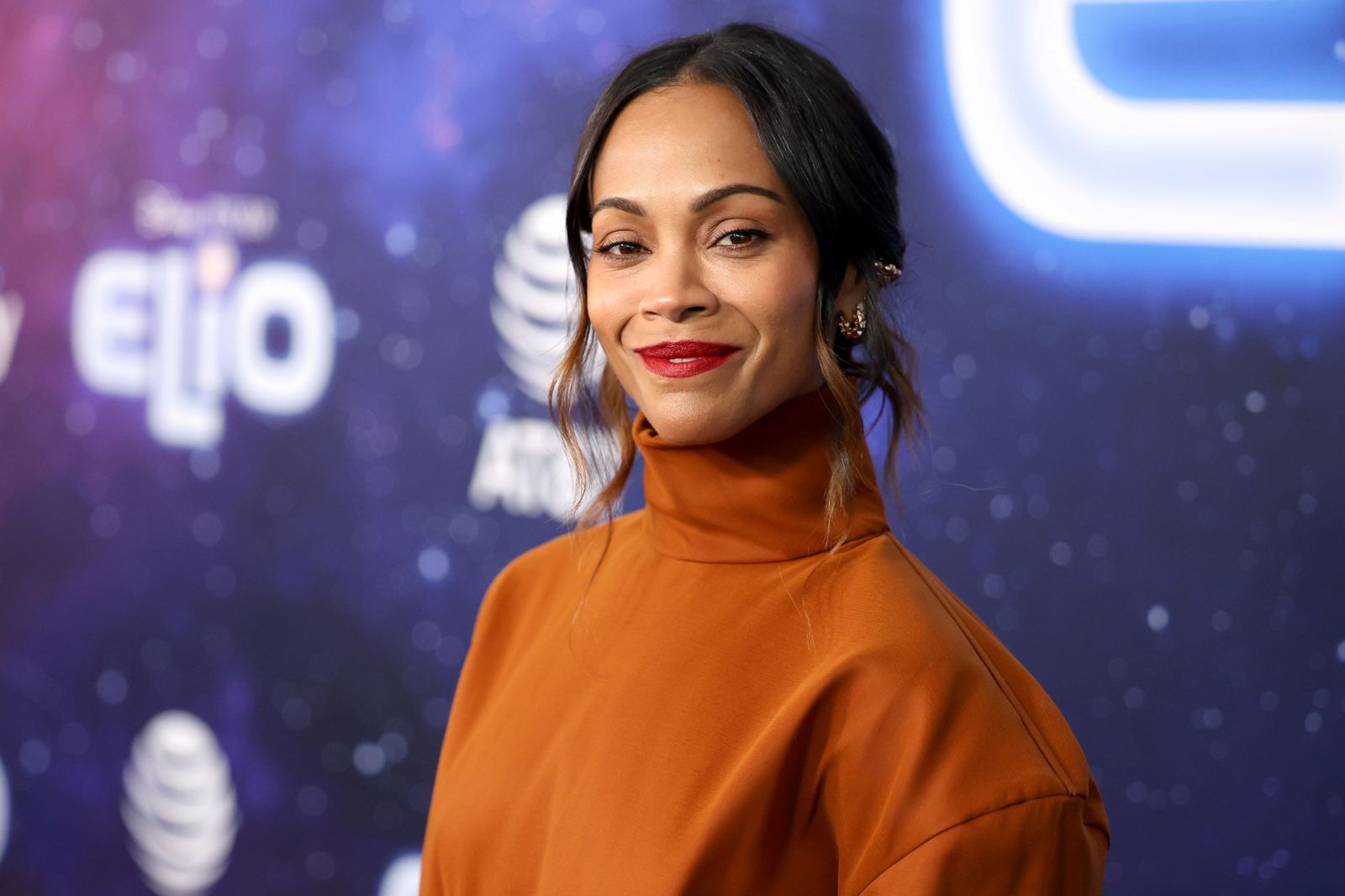 柔伊莎達娜為《地球特派員》獻聲哽咽落淚　一句對白勾起童年喪父記憶