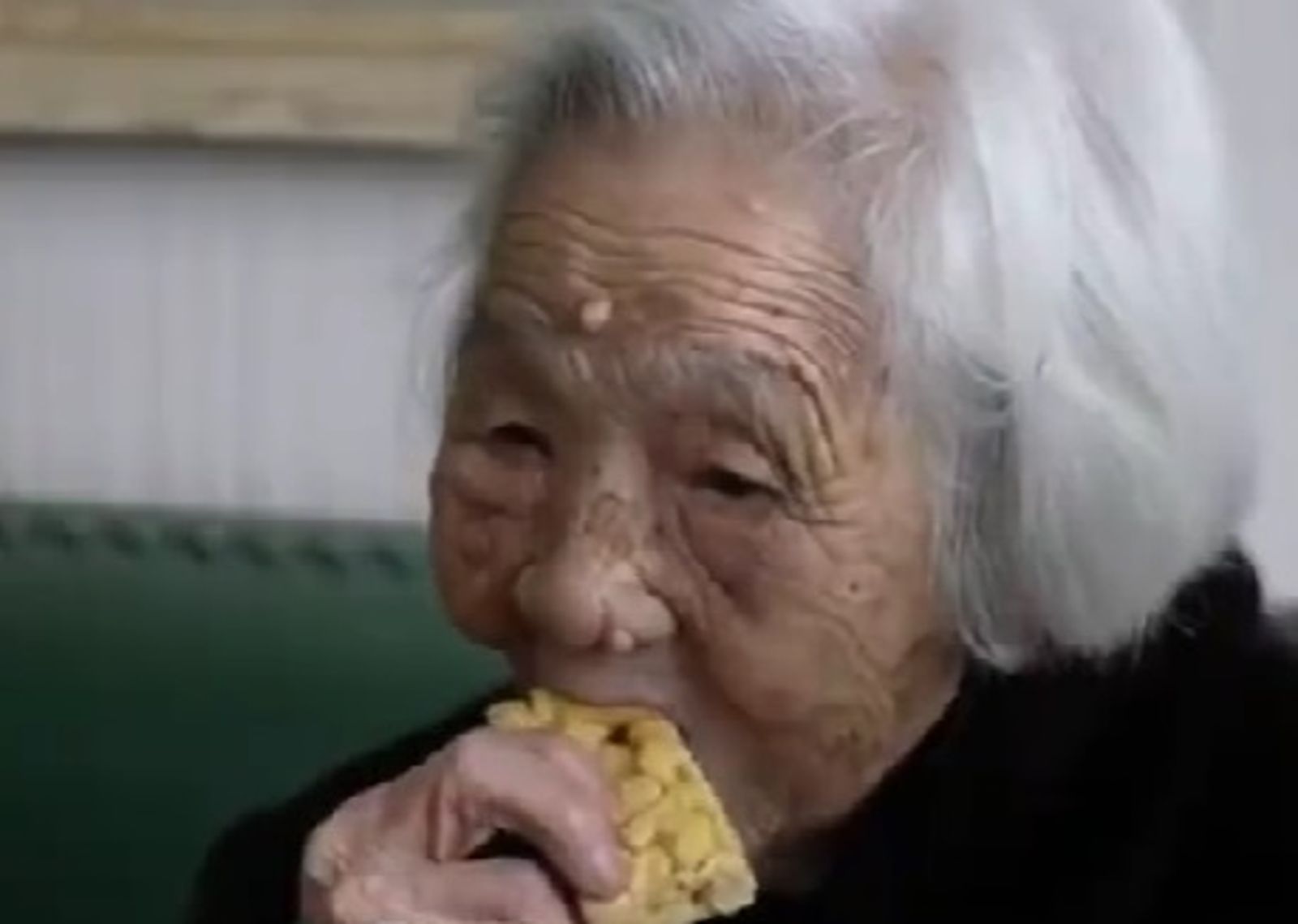 追劇到半夜、愛吃洋芋片!101歲人瑞奶奶的「逆養生之道」 女兒揭關鍵