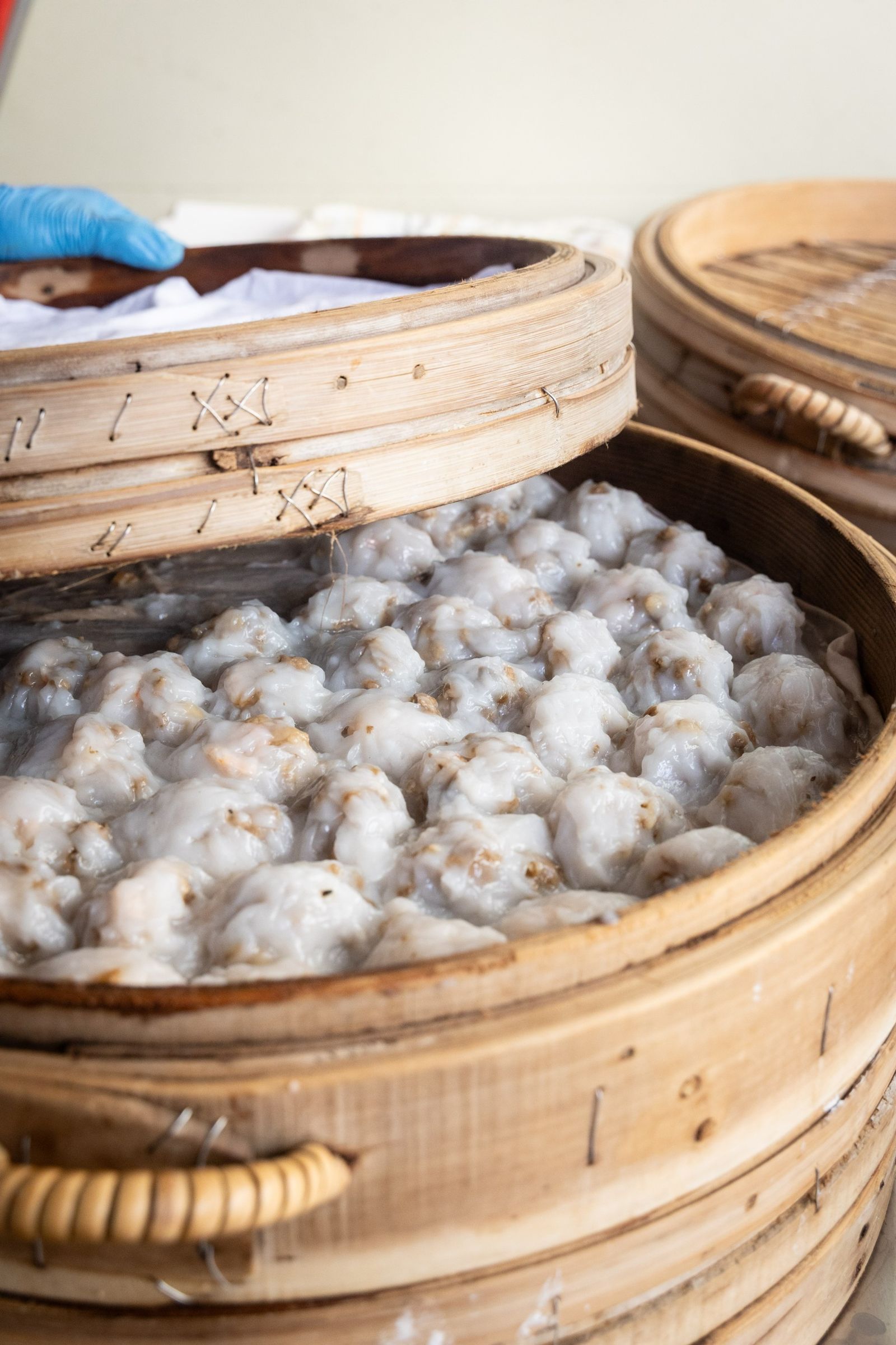 茂雄蝦仁肉圓承襲府城蝦仁肉圓始祖血脈的正宗風味,店家堅持選用身體通紅的火燒蝦做為餡料。圖/鏡週刊提供