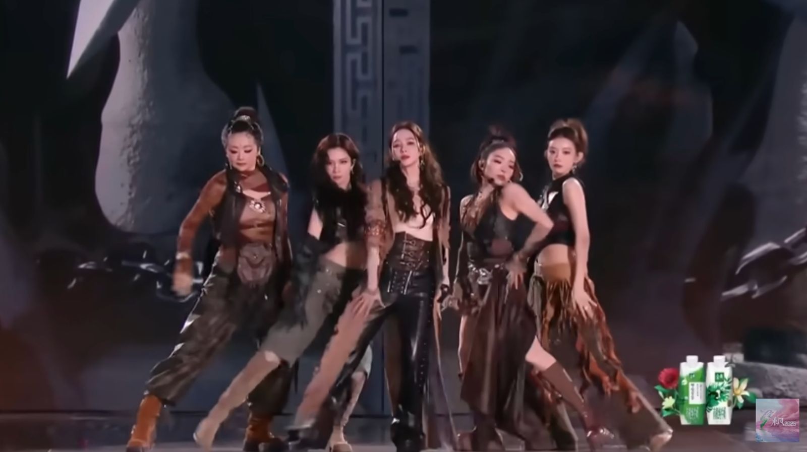 侯佩岑（中）最後一場演出以C位登場。翻攝微博