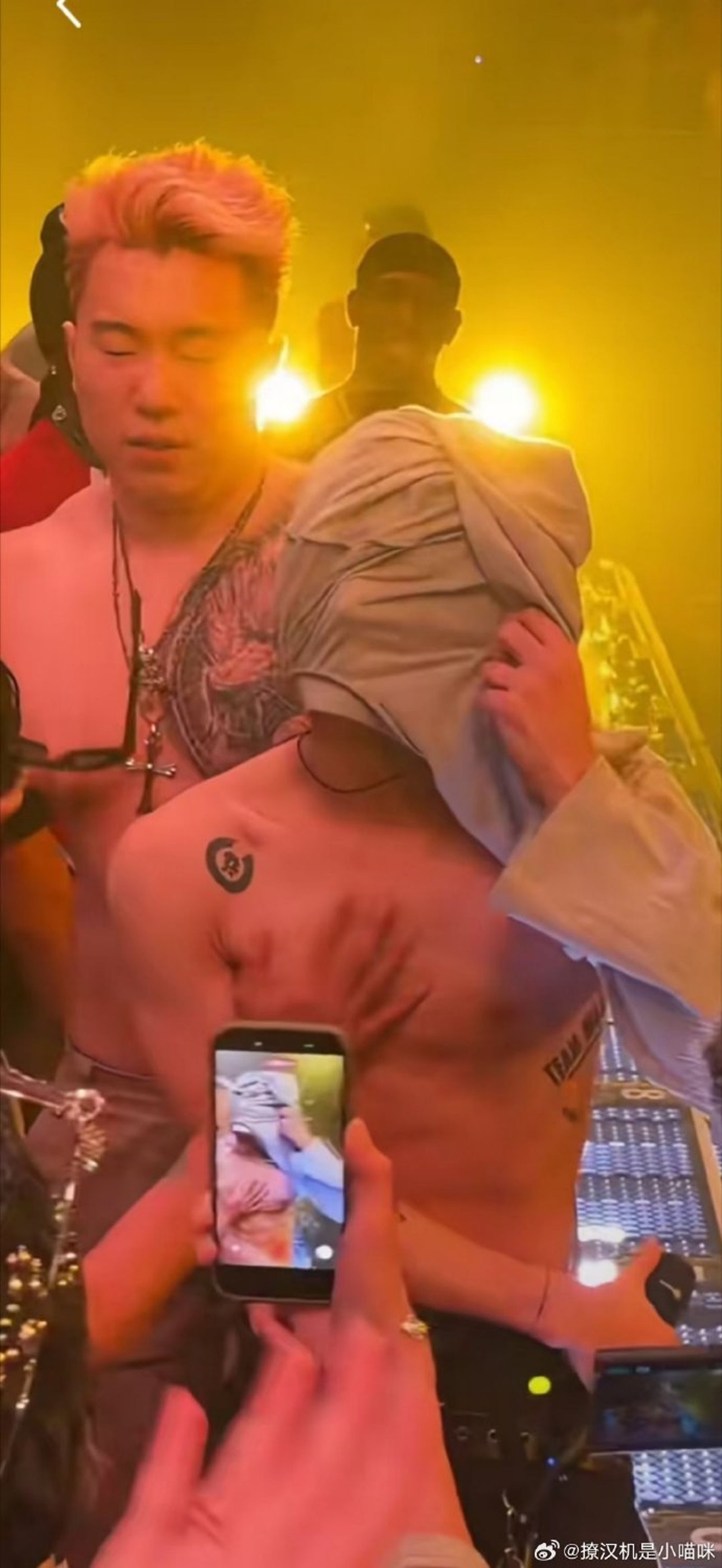 王嘉爾被強吻後,順勢用衣服擦臉。翻攝撩漢機是小喵咪微博