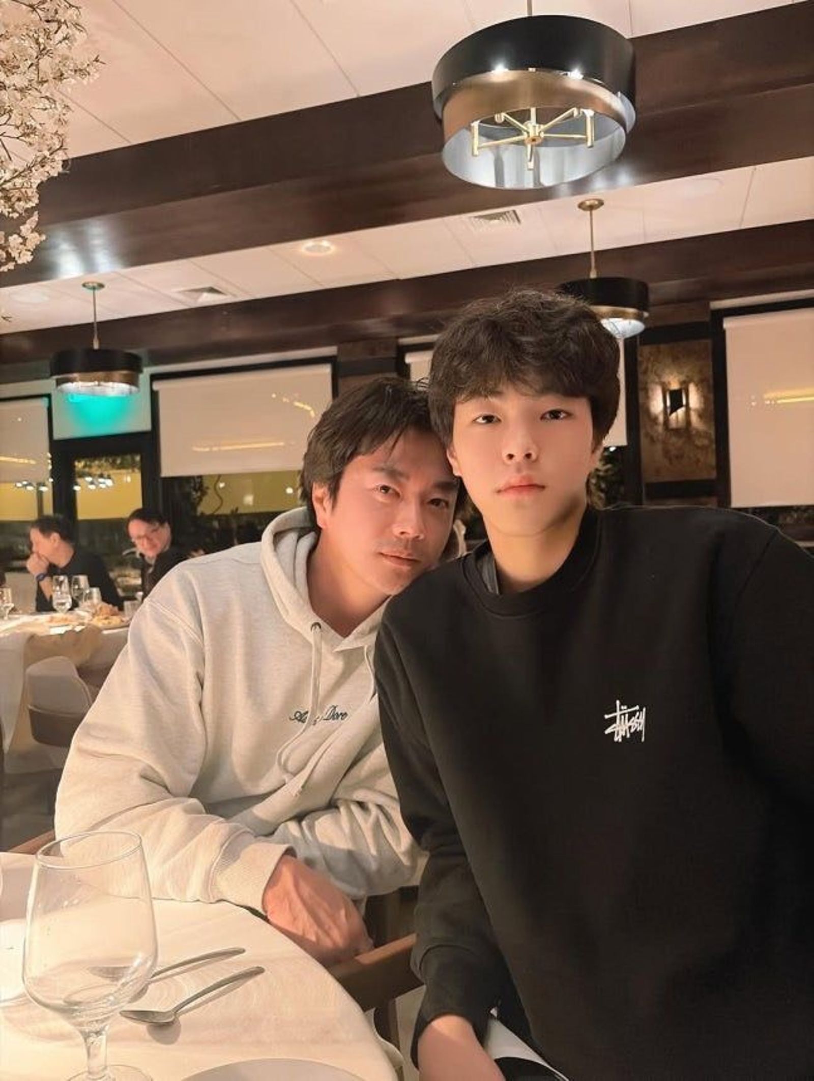 網友大讚權祿熙（右）遺傳爸爸權相佑的男神基因。翻攝NAVER