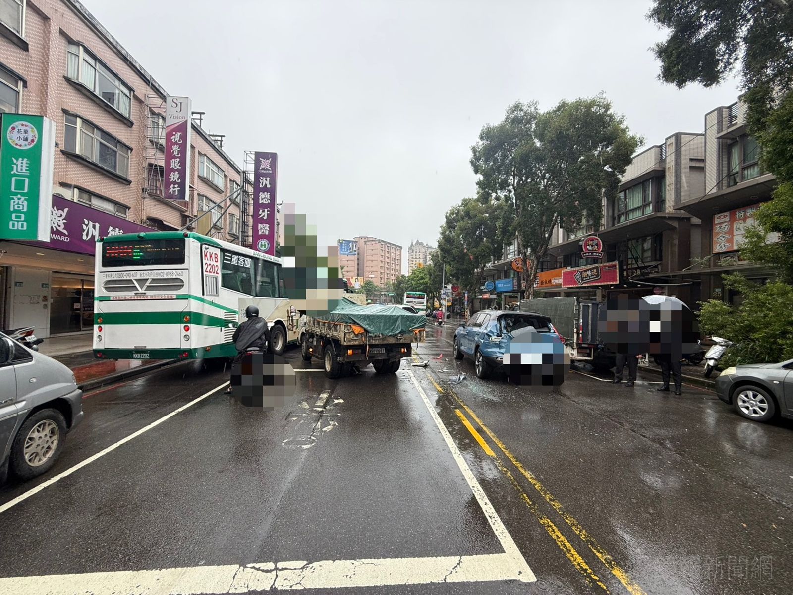 分心看導航剎車不及追撞前車　小客車險成夾心餅乾