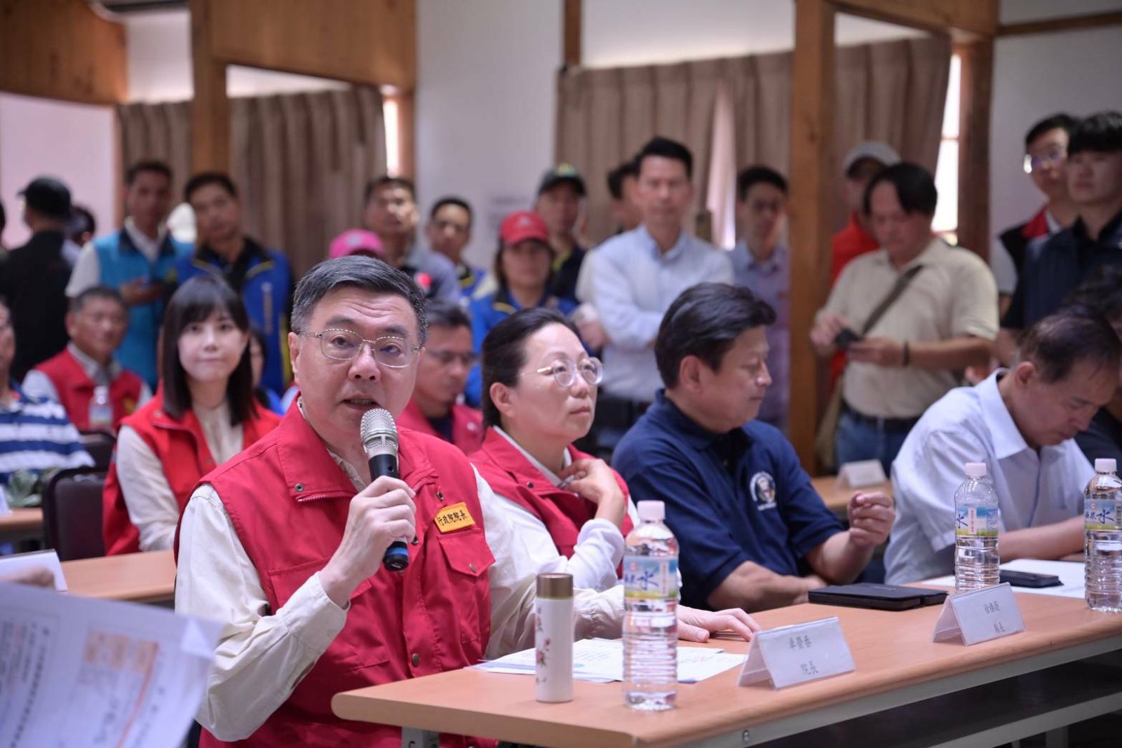 花縣府稱助民眾脫困！徐榛蔚被拍到「轉頭走人」　怪手司機怒：不要作秀