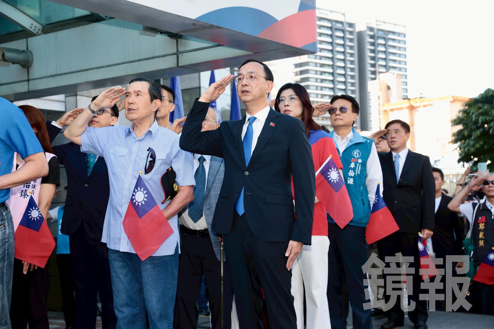 國民黨今天(10日)一早在中央黨部自辦升旗典禮,眾人一銅高唱國歌,展現團結氣氛。(圖/林煒凱攝)