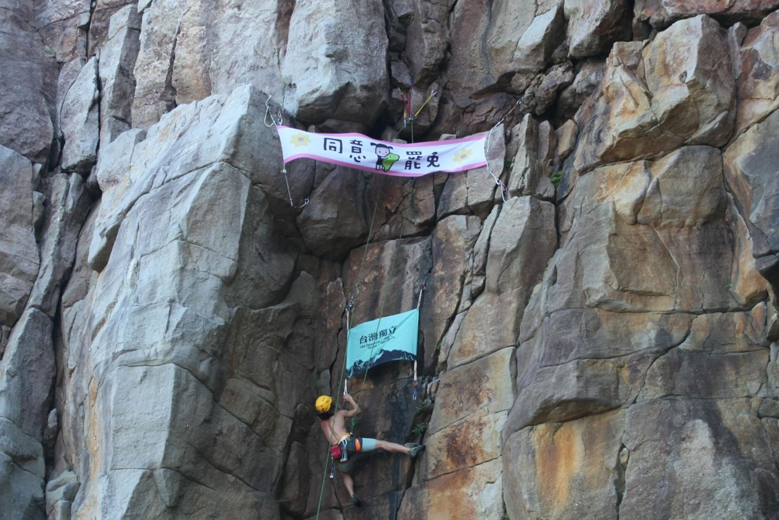 他攀登難度5.9峭壁掛「同意罷免」布條　超狂技術震驚網