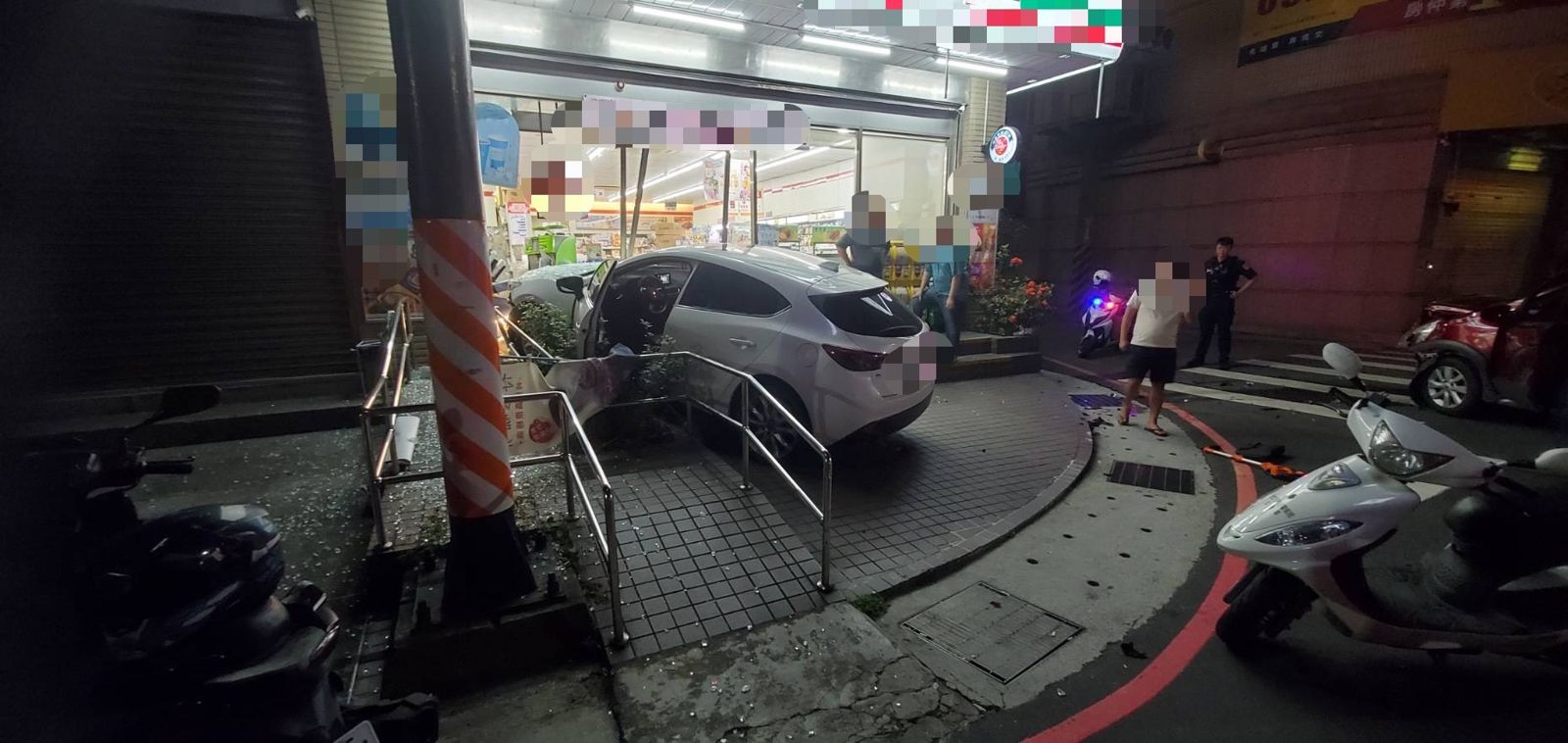 轎車出巷口未禮讓幹道車輛釀事故 失控撞歪小7門柱真的「always open」了