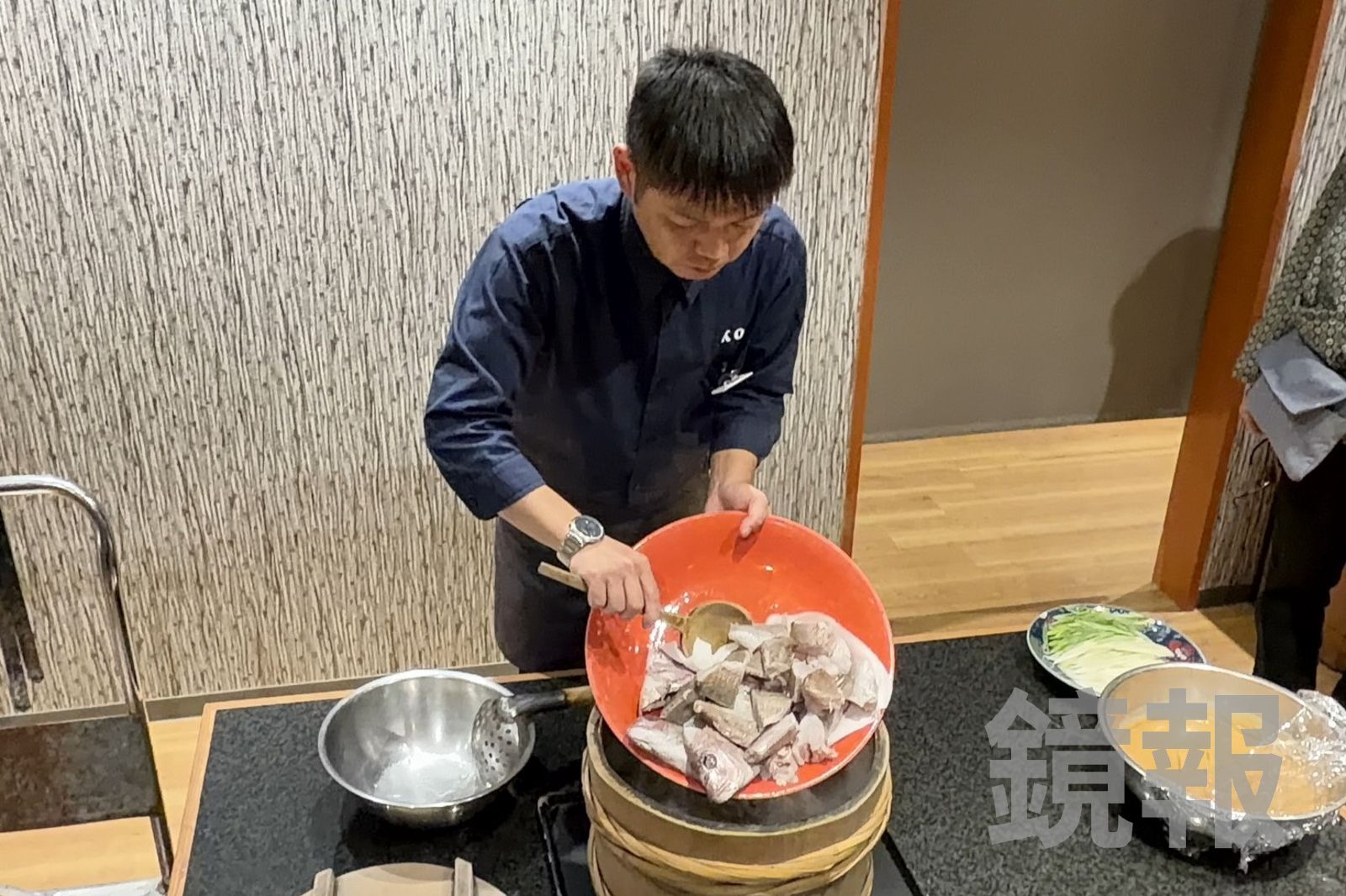 石燒料理會使用肉質較緊實的鯛魚，煮熟後不易散碎。