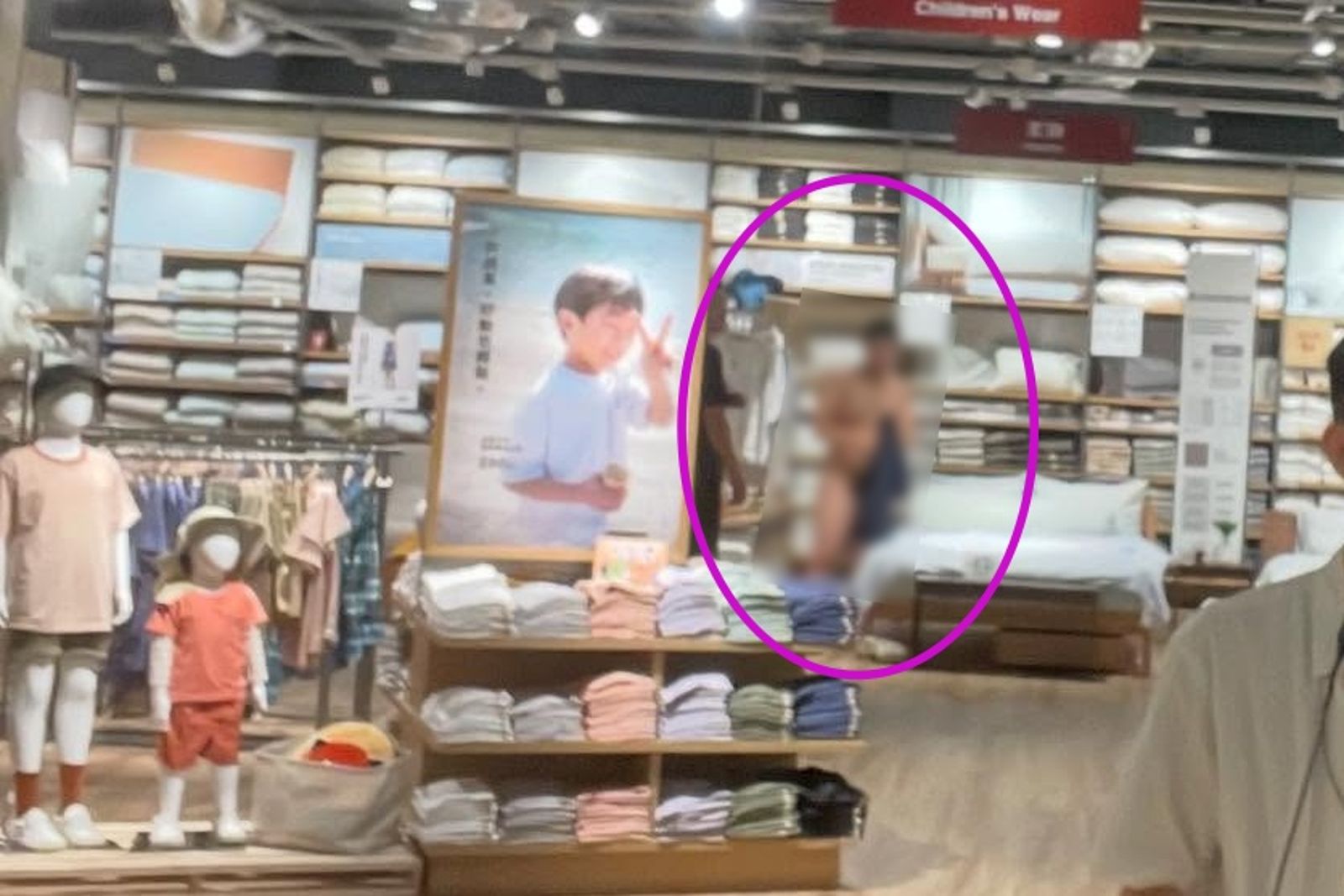 板橋無印良品驚現男子「床上裸體翻滾」　網笑：台灣的佛羅里達州