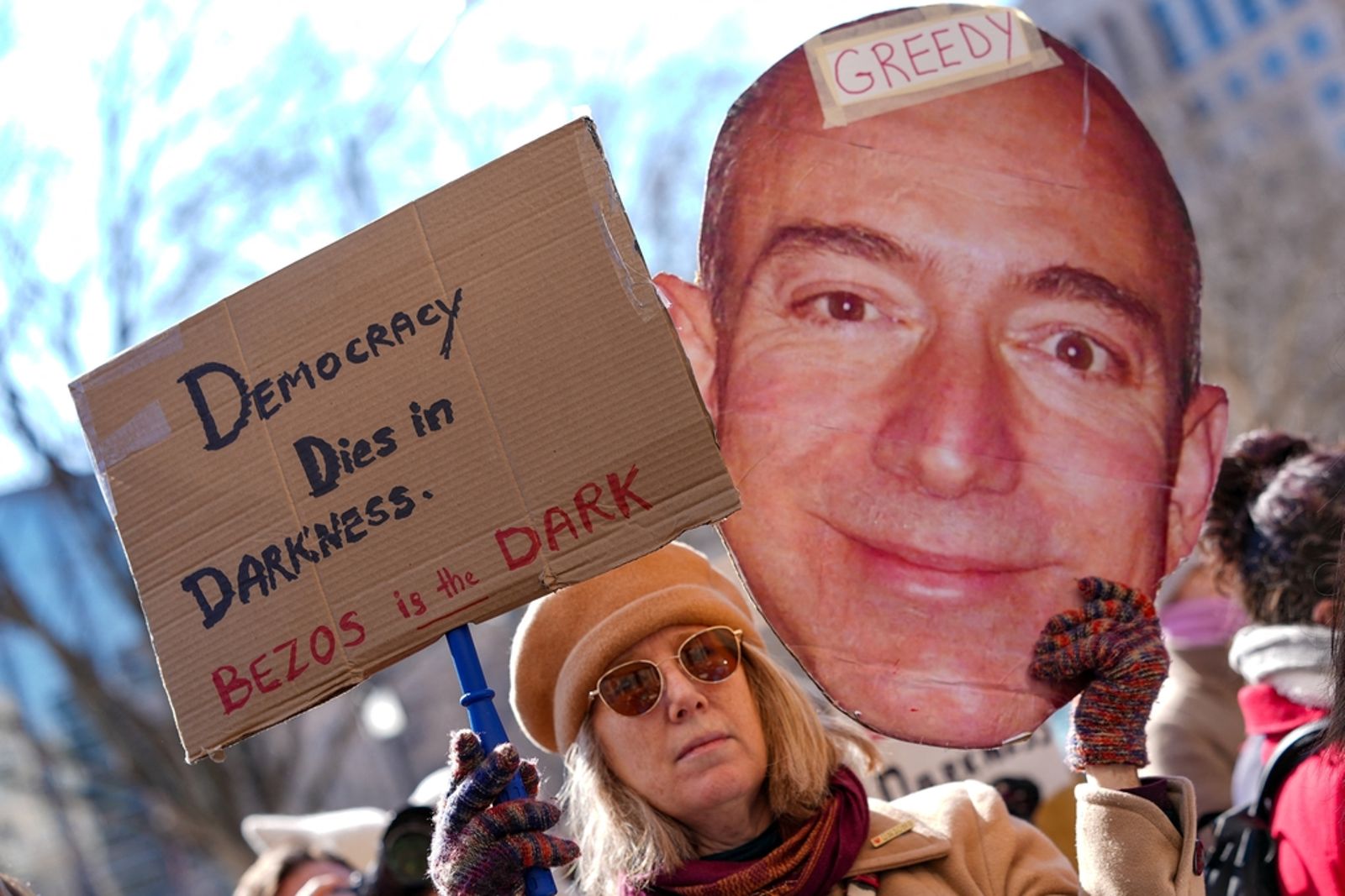 貝佐斯這次針對《郵報》的自我閹割，釋放出一個危險訊號：他在意的不是報紙賺不賺錢，而是報紙「會不會惹麻煩」。東方IC