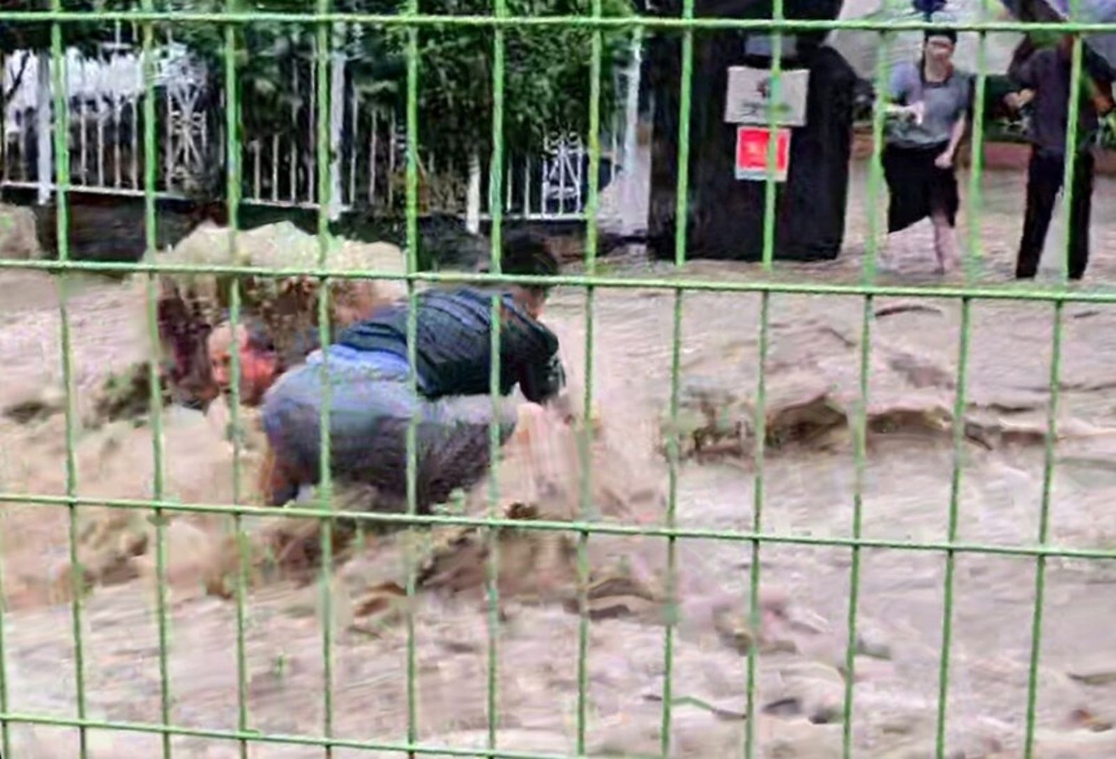 光州修車廠老闆和員工合力救出被湍急水流困住的老翁。圖/翻攝自X