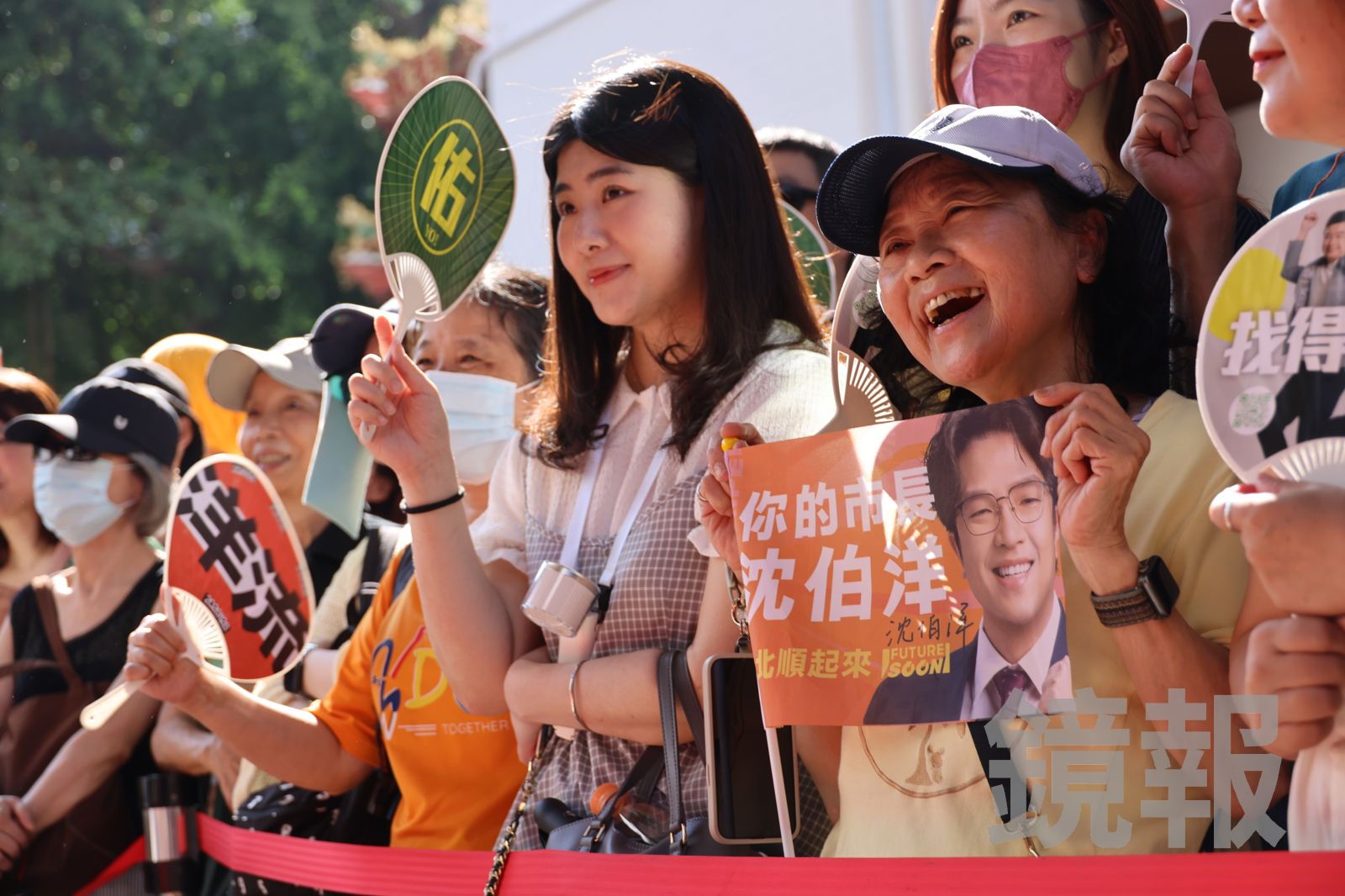 民眾開心準備手板與旗幟,迎接「洋流」來襲。圖/攝影林建鋒