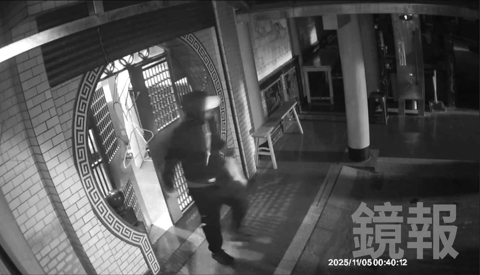 竊賊得手後大搖大擺離開進安宮,搭計程車往北移方向逃逸,警方持續追查當中。翻攝南方澳進安宮粉專