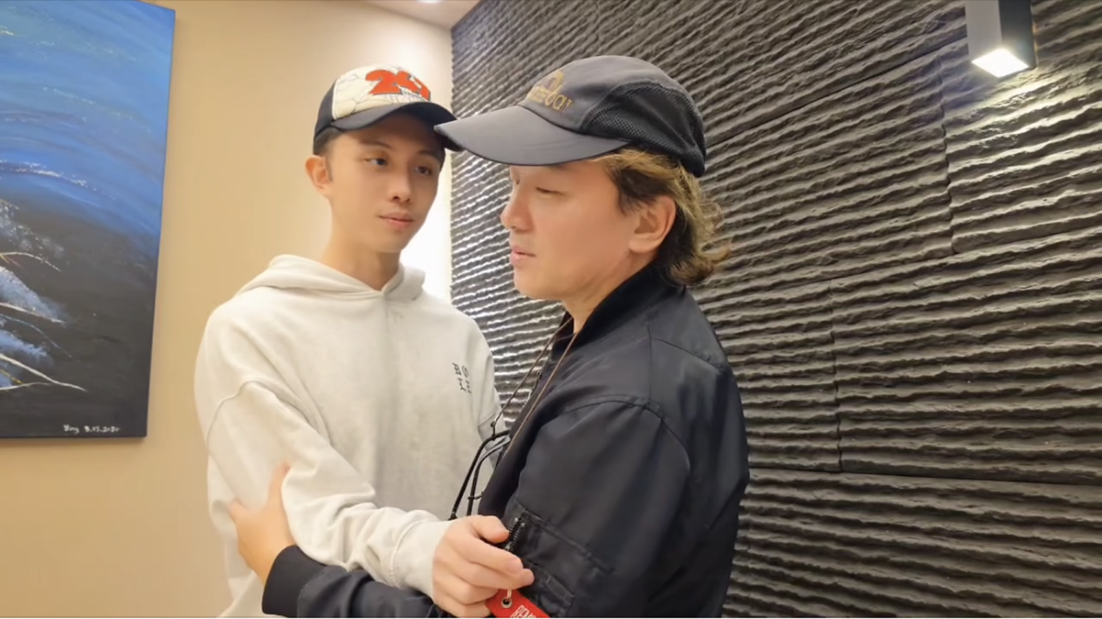 走過家變風波！孫鵬60大壽溫馨合體孫安佐又抱又親　狄鶯笑呵呵樂見「父慈子孝」