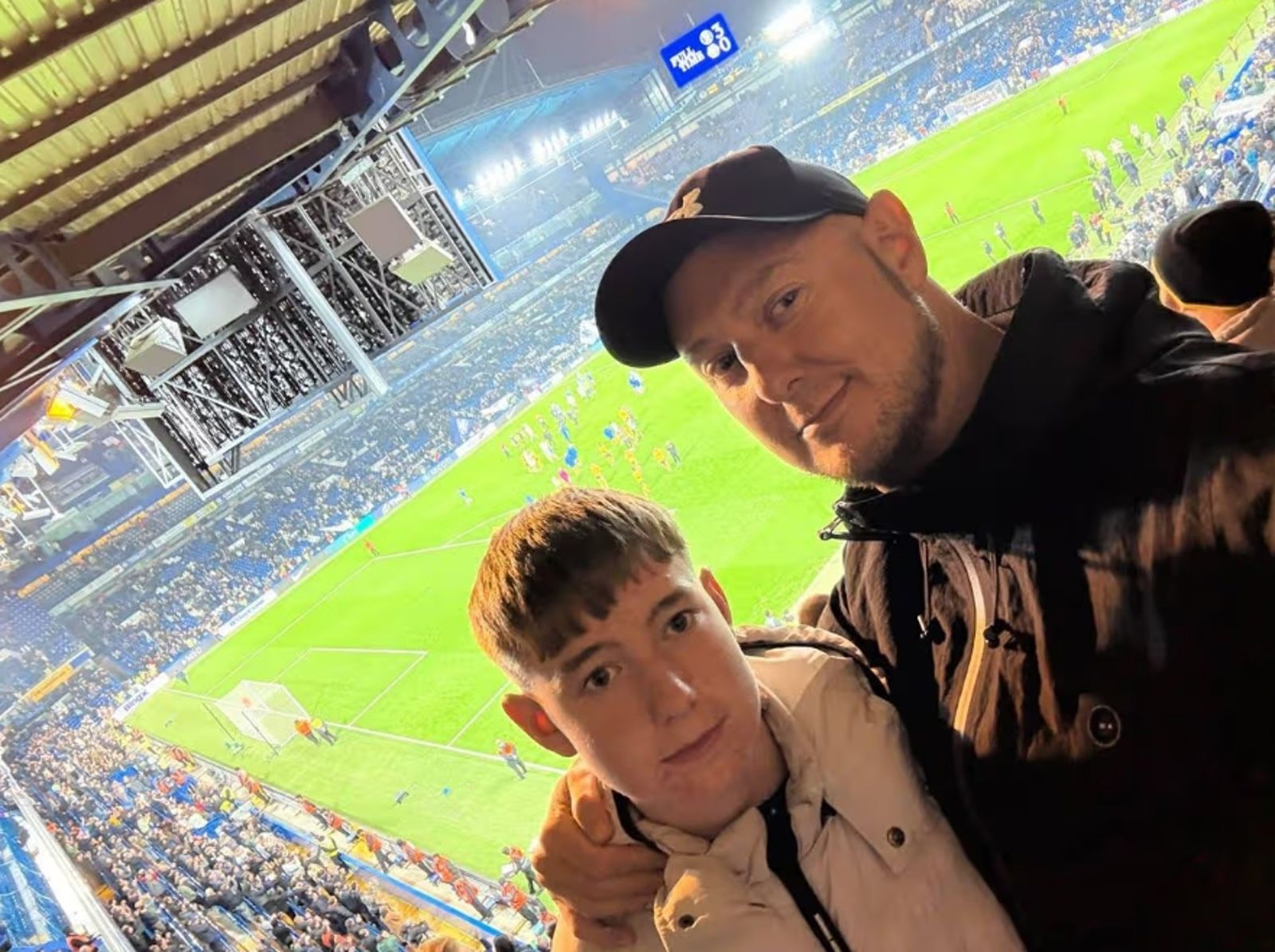 15歲少年玩「按門鈴就跑」出事！遭2男「球棒重擊＋拖行暴打」嗆：你以後別想走路