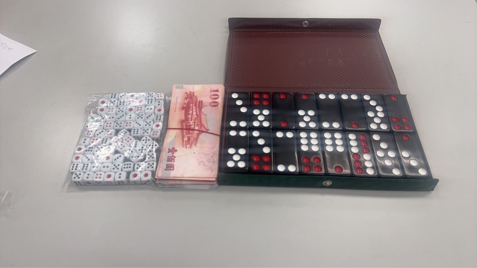 警方查扣賭資、賭具等證物。翻攝畫面