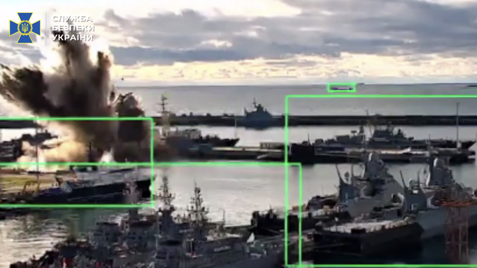 俄羅斯新羅西斯克港的監視器，拍下了烏克蘭無人潛艇攻擊港內基洛級潛艦的瞬間（圖源：Security Service of Ukraine）