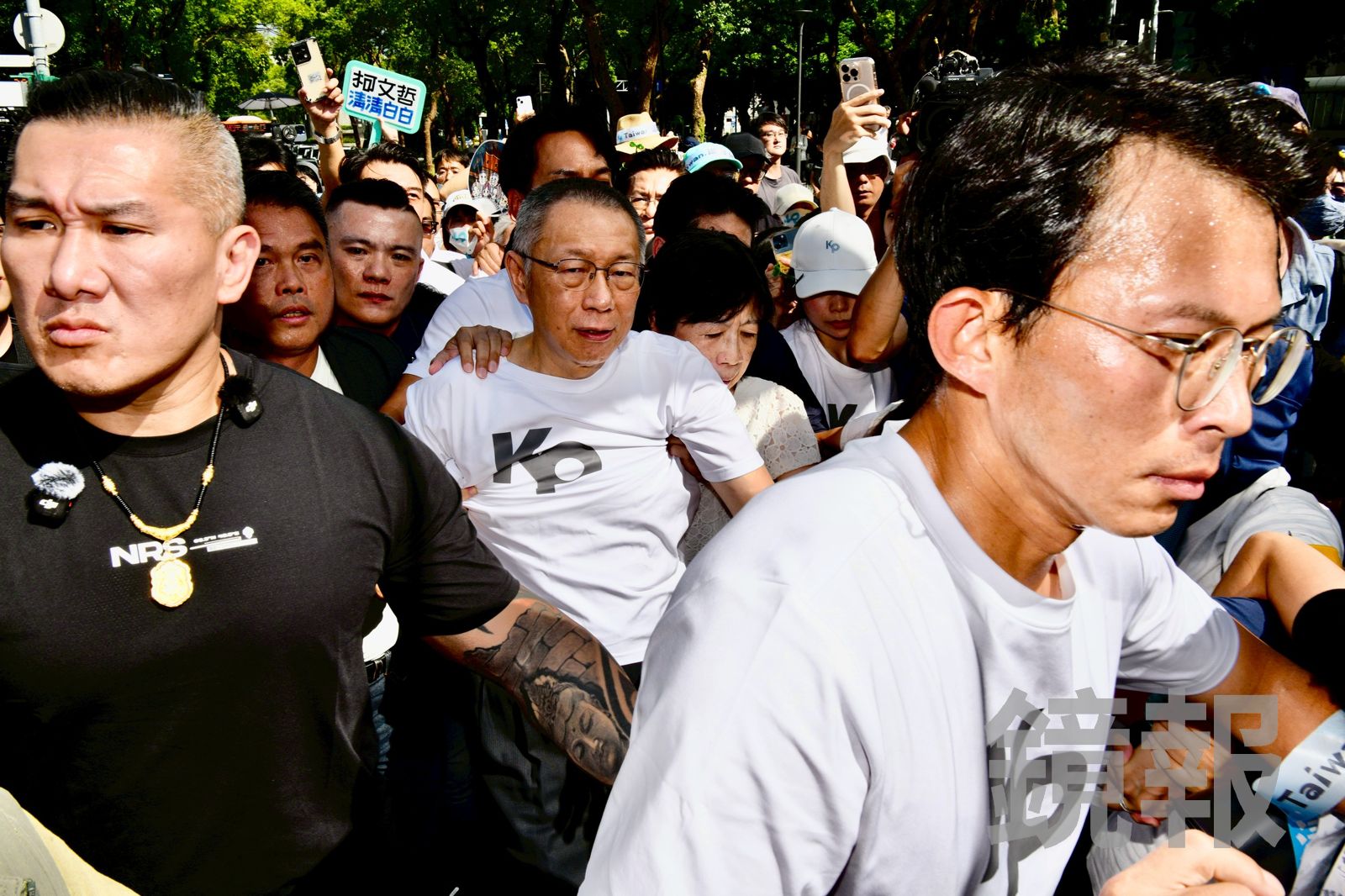 柯P出來了／柯文哲交保露面喊冤獄　前幕僚諷：洗腦清清白白