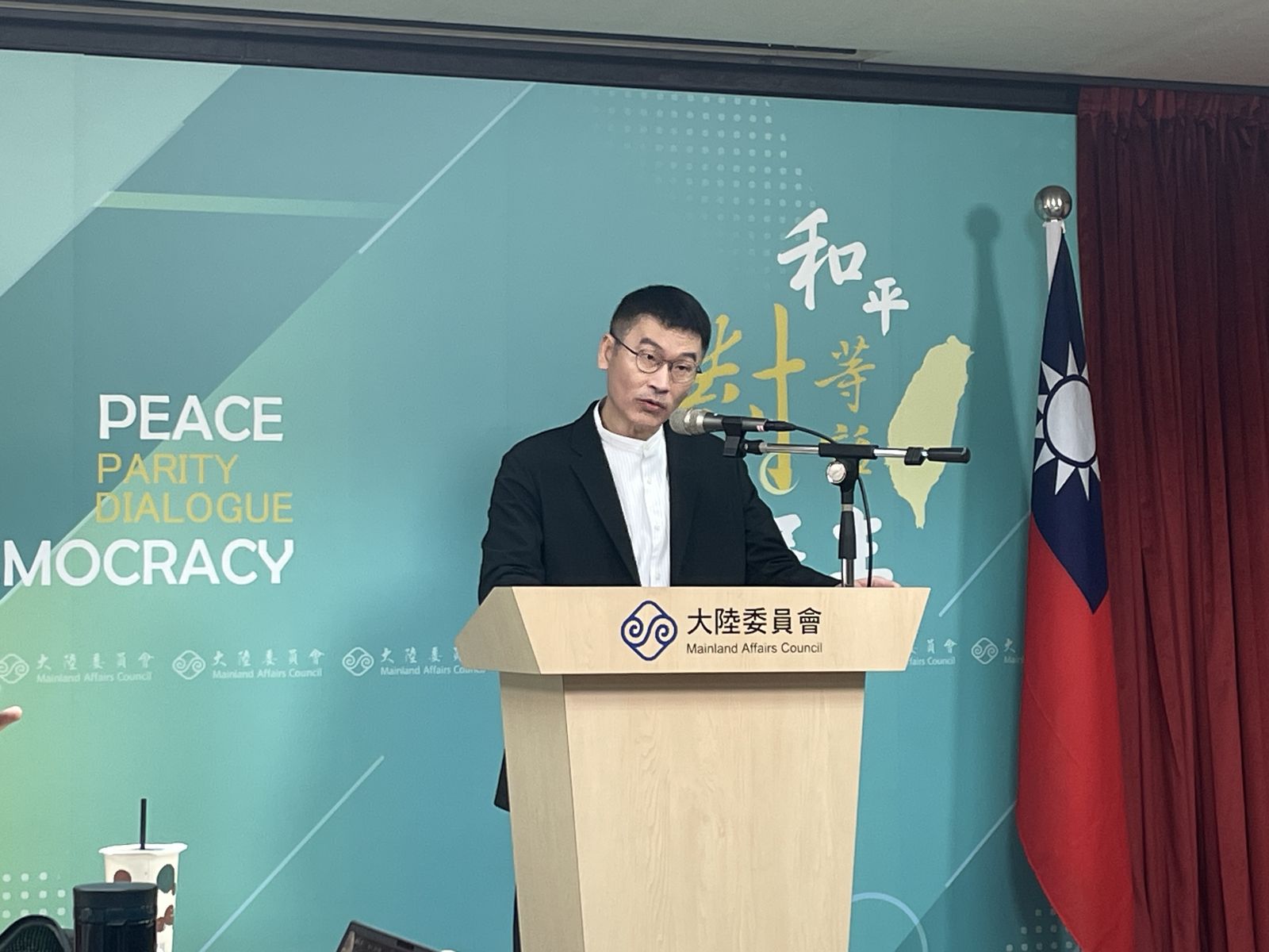 統派背景台商「手捧百萬現金」與蕭旭岑合影 陸委會:確實不合常理