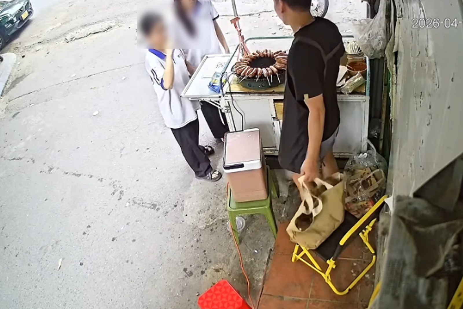 老闆急事請女學生顧店！1小時後商品全賣光　老闆回放監視器驚呆了