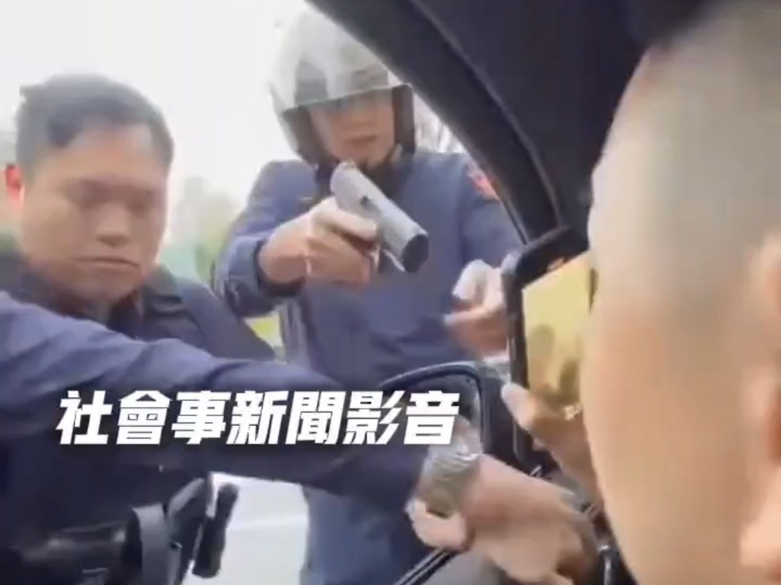 「酒店猴」拒測嗆聲!東區路口酒味濃濃 駕駛拒下車遭拔槍喝斥被壓制