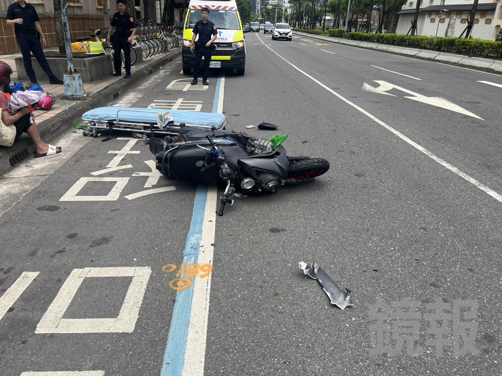影／不明原因偏離車道　雙載騎士撞斷2指