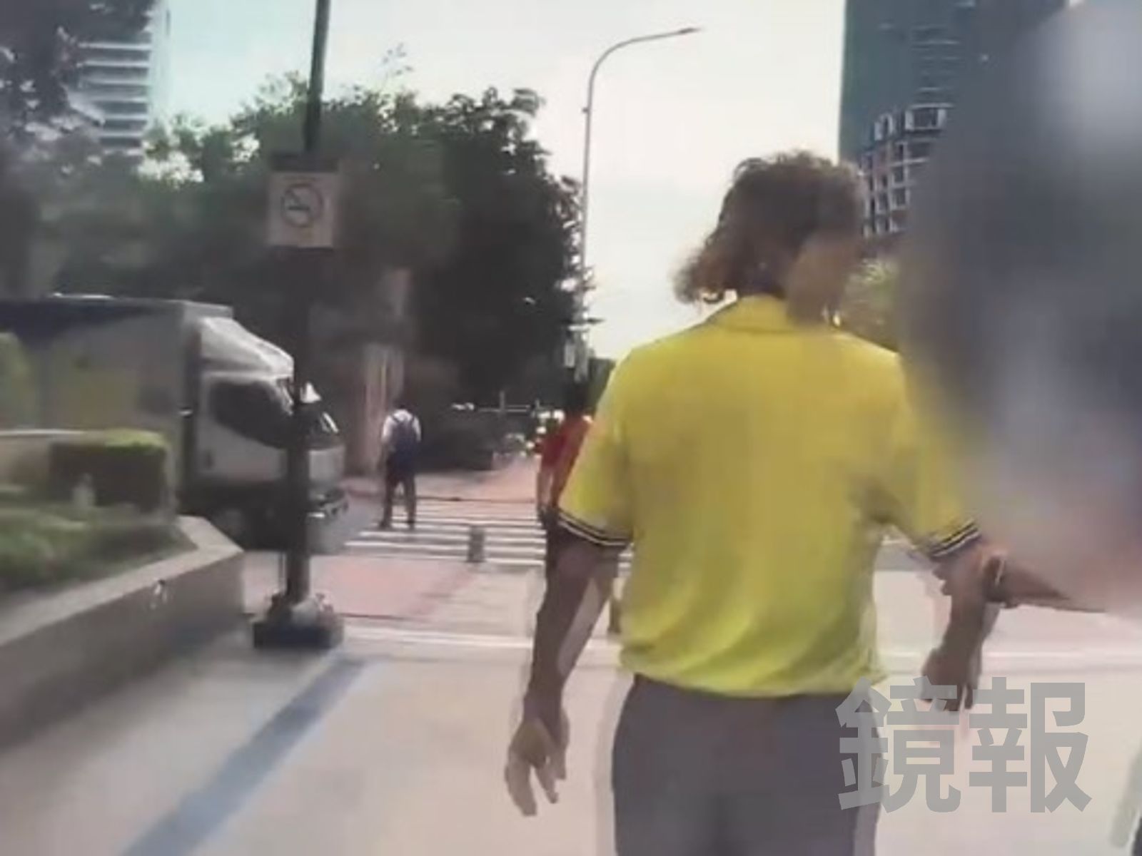 北車K7出口大亂鬥!街友「差27歲三角戀」爆衝突 男持30公分鋸子砍情敵