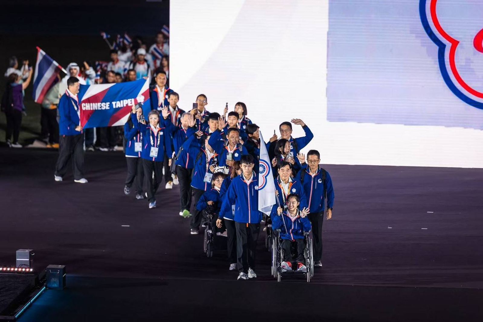 2025杜拜亞帕青登場　臺灣派25選手參賽　陳柏諺、姚宥米掌旗進場