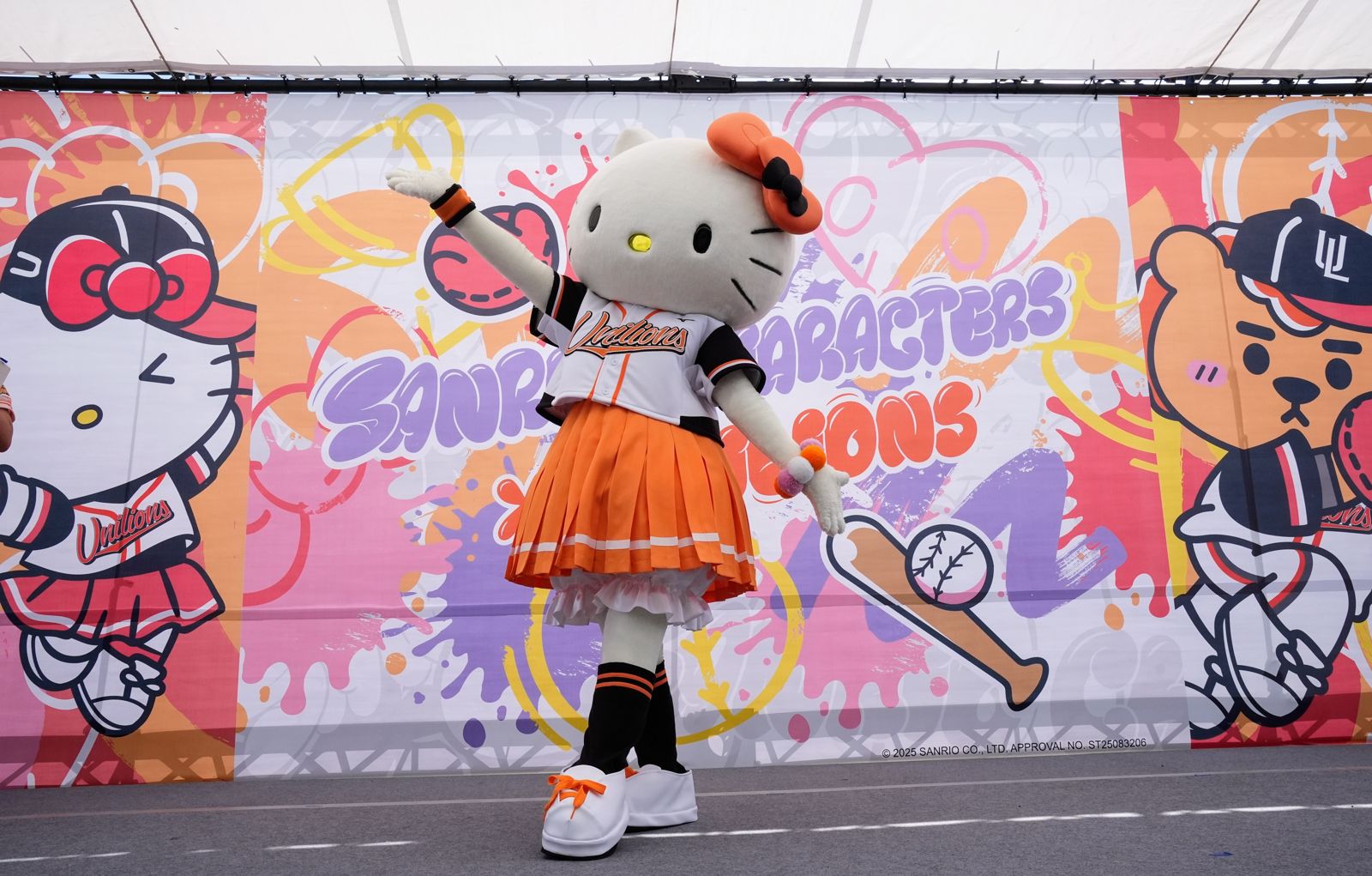 Hello Kitty穿上橘色主場球衣熱舞。圖/統一7-ELEVEN獅提供