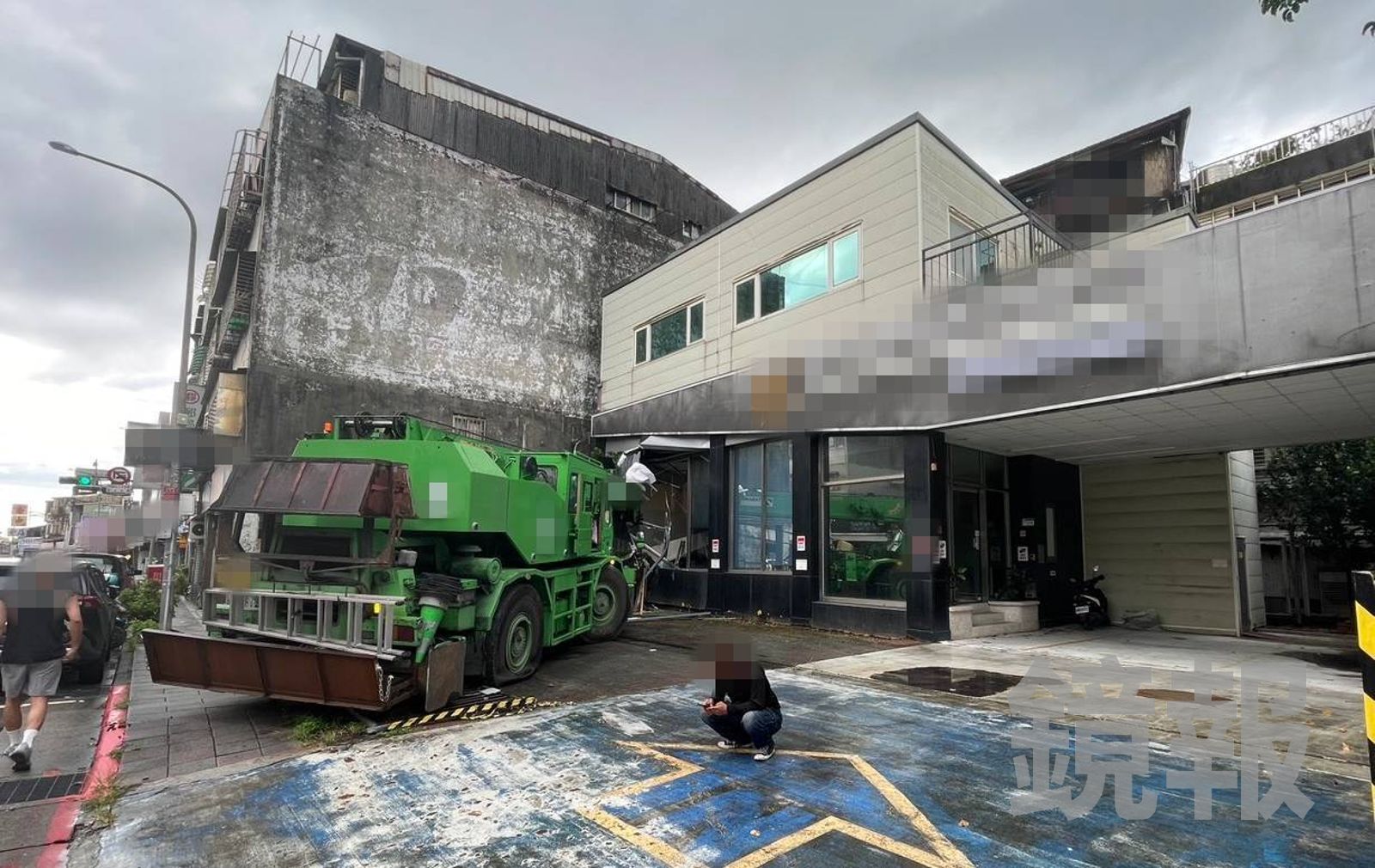 車禍瞬間／北市南港吊車煞車失靈暴衝民宅　路燈全遭撞毀